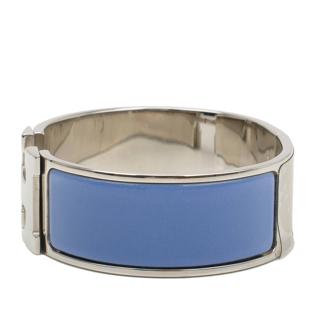 Hermes wide Clic Clac H bracelet in Petrole Blue enamel with palladium and silver plated hardware in size PM.

Condition: Pristine; store fresh condition

Accompanied by: Hermes box, dustbag

Measurements: Diameter: 2.25"; Circumference: