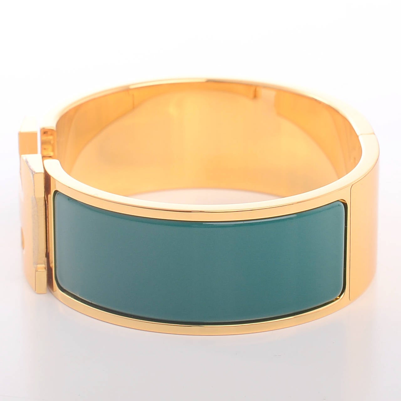 Hermes wide enamel Clic Clac H bracelet in emerald green enamel with gold plated hardware in size PM.

Origin: France

Condition: Pristine, store fresh condition

Accompanied by: Hermes box and dust bag, carebook, ribbon

Measurements: 2.25