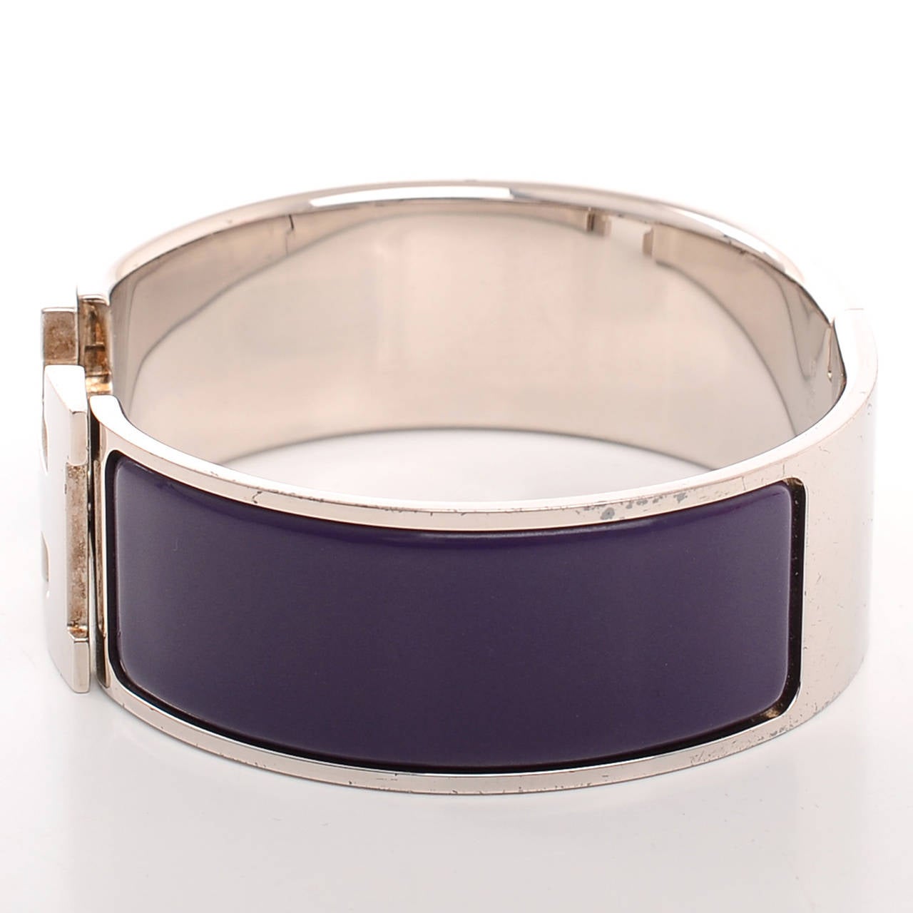 Hermes wide Clic Clac H bracelet in Prune (purple) enamel with palladium and silver plated hardware in size PM.

Origin: France

Condition: Excellent - minor scratches on the metal; no signs of wear on enamel

Accompanied by: Hermes box,
