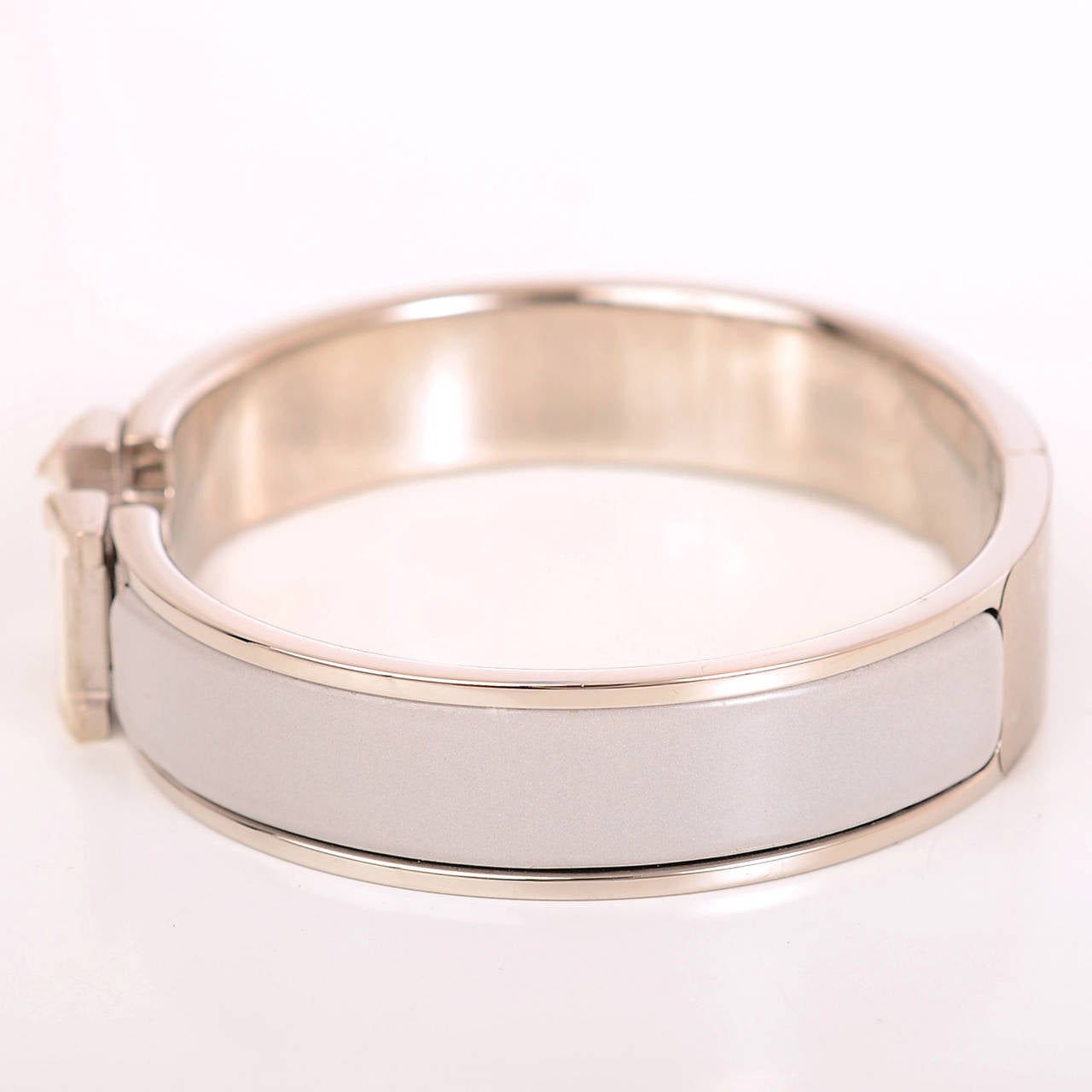 Hermes Clic Clac H bracelet in grey enamel with white enamel H closure with silver and palladium plated hardware in size PM.

Origin: France

Condition: Pristine, store fresh condition

Accompanied by: Hermes box, dust bag,