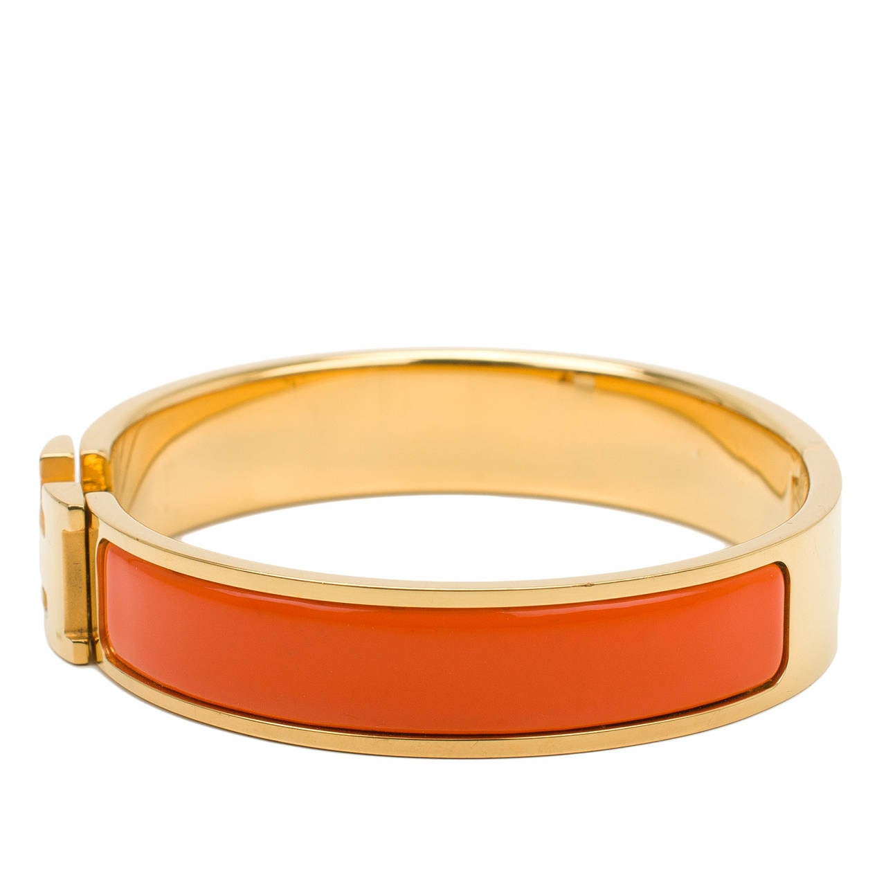 Hermes narrow Clic Clac H bracelet in orange enamel with gold plated hardware in size GM.

Origin: France

Condition: Excellent - minor scratches on hardware; no wear on enamel

Accompanied by: Hermes box and carebook

Measurements: