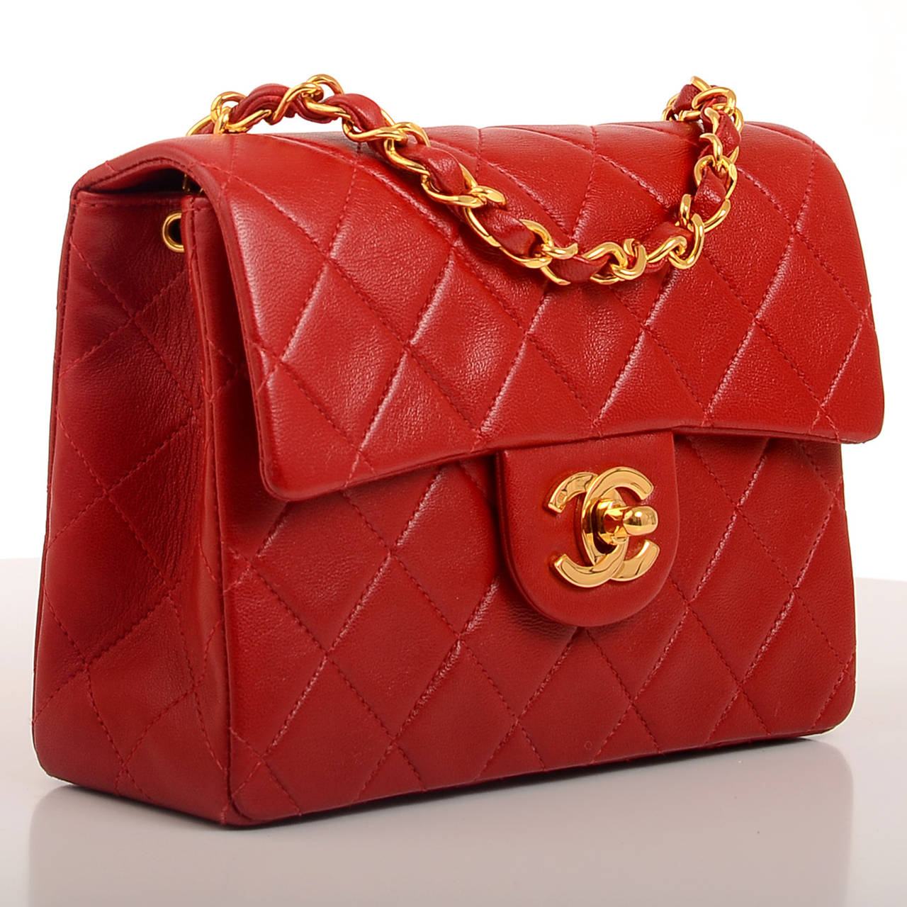 This vintage Mini Classic flap bag in lipstick red quilted lambskin leather is a youthful and compact version of the iconic Chanel Classic bag. Worn on the shoulder or across the body, it leaves the hands free and is the perfect bag for carrying the