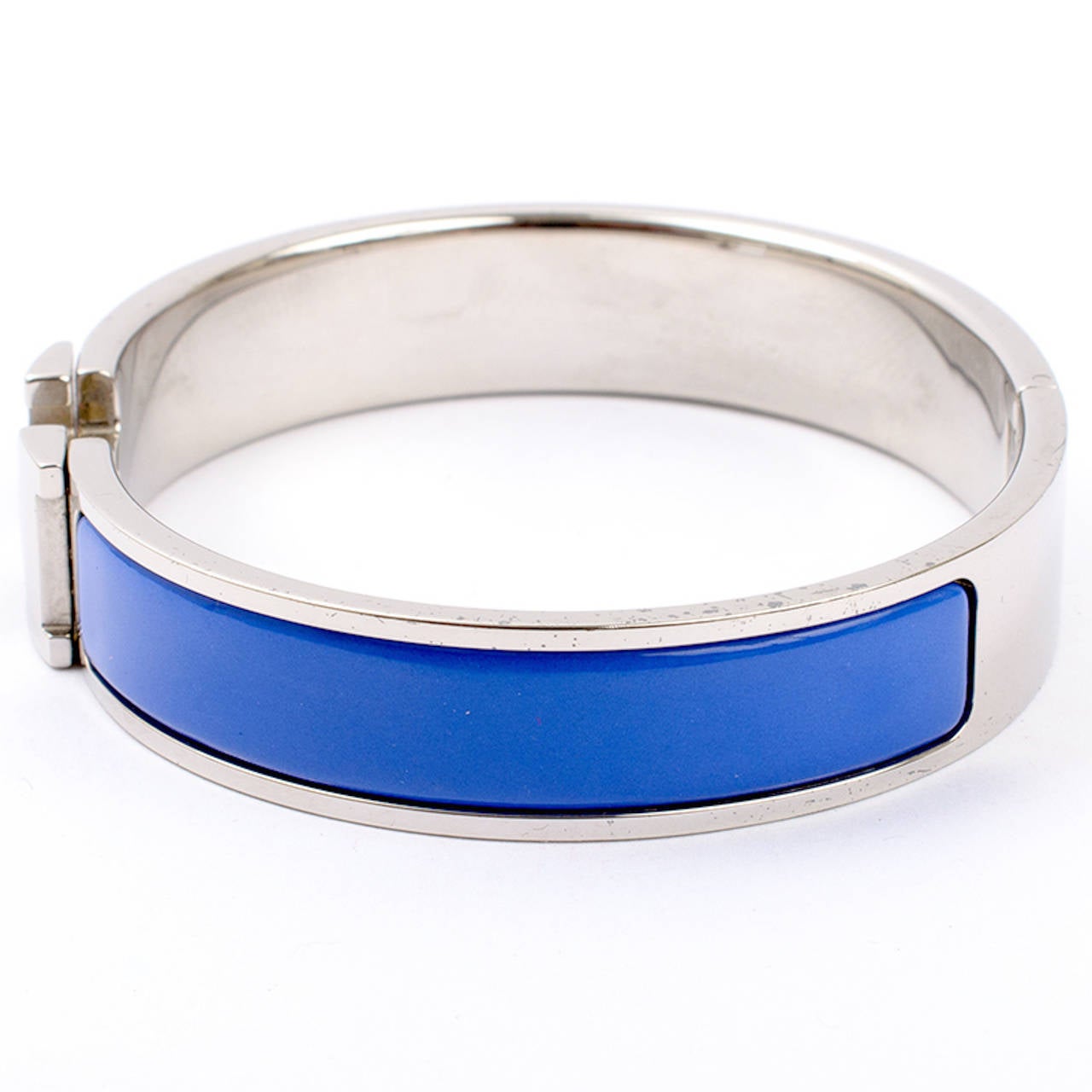 Hermes Clic Clac H bracelet in Royal Blue enamel with palladium and silver plated hardware in size GM.

Origin: France

Condition: Excellent -- minor hardware scratches; no wear on enamel

Accompanied by: Hermes box

Measurements: 2.5