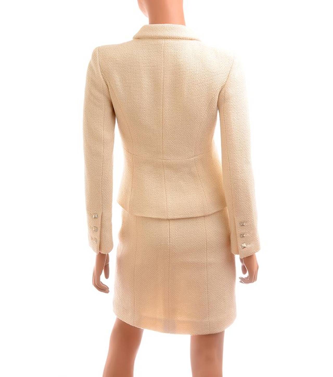 Chanel 03A Pyramid Button Cream Boucle Skirt Suit Fr 34 US 2 In Excellent Condition For Sale In New York, NY