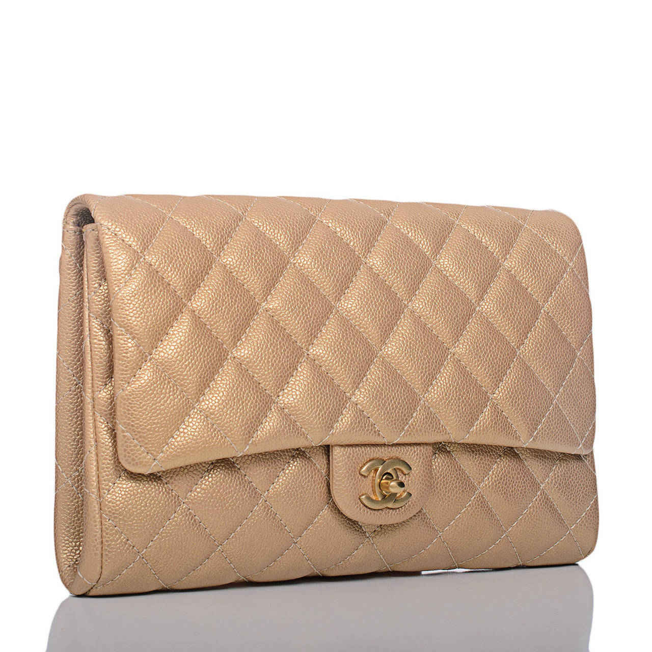This New Clutch style features quilted gold caviar, front flap with CC turnlock closure, rear envelope pocket and interwoven gold leather and antique matte gold tone metal chain link shoulder strap that can be put inside and worn as a clutch.

The