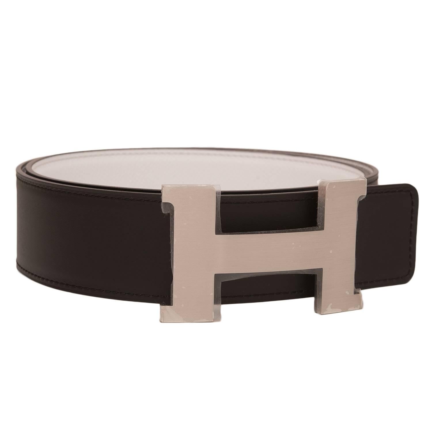 Hermes belt kit comprising an adjustable wide 42mm Constance H belt of white epsom with tonal stitching reversing to black calfskin and accompanied by a removable brushed silver H buckle.

Origin: France

Condition: Pristine, never
