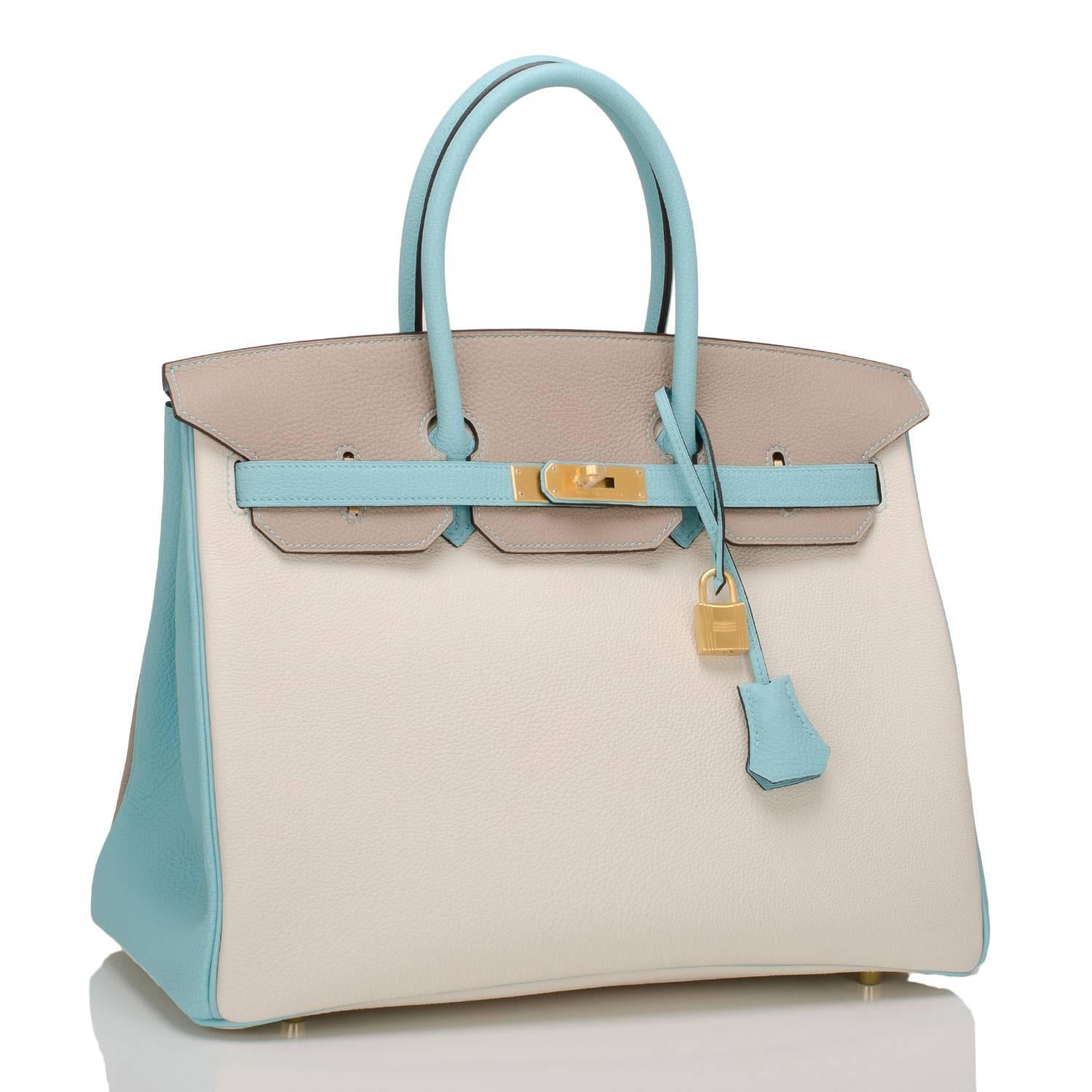 

Hermes Horseshoe Stamped, Special Order Birkin 35cm von Craie, Gris Tourterelle, und Blue Atoll in togo Leder mit gebürstetem Gold Hardware.

Diese Birkin mit Craie Vorder- und Unterseite, Gris Tourterelle Rückseite und Vorderklappe und Blue