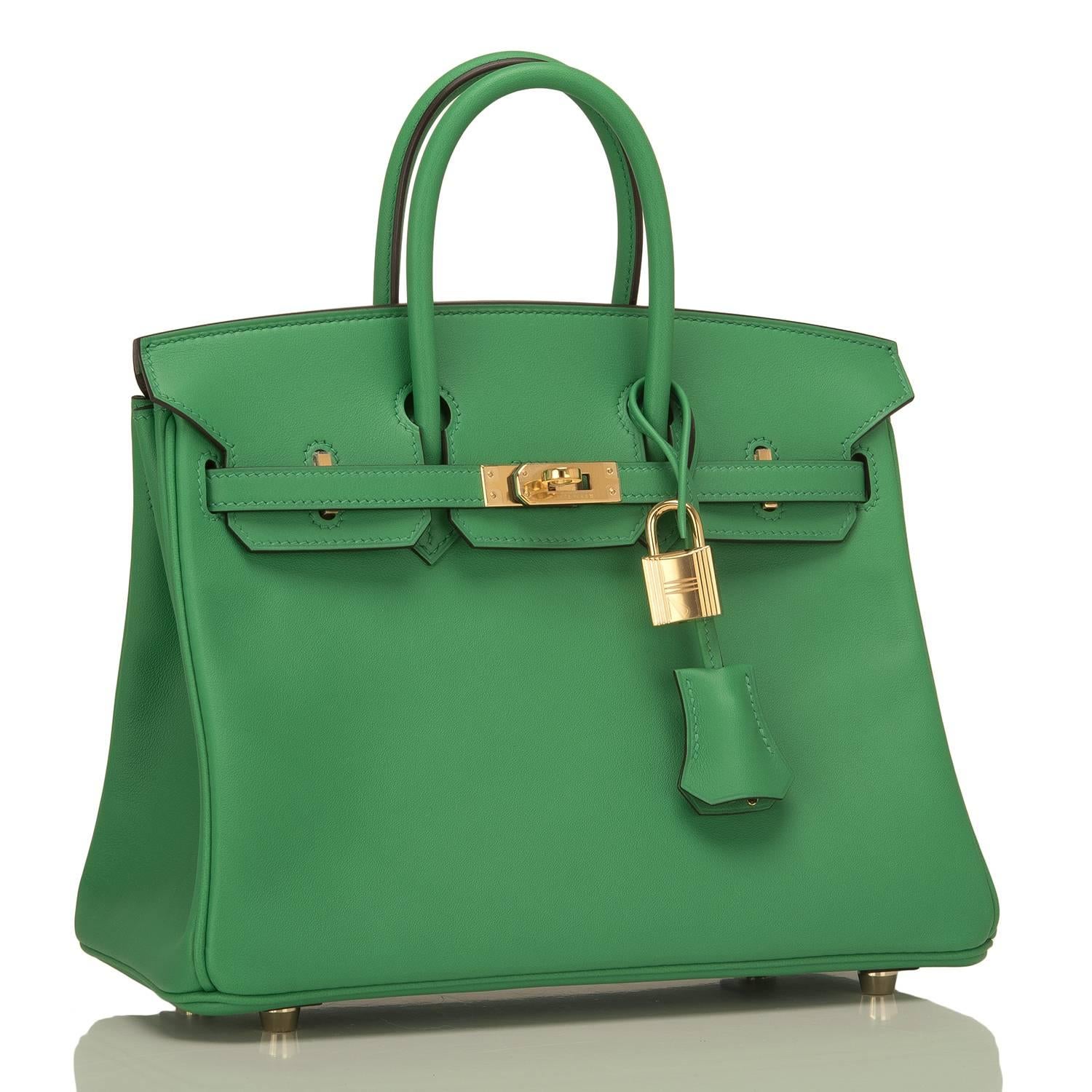 Hermes Bamboo Birkin 25cm in swift leather with gold hardware.

This style features tonal stitching, front toggle closure, clochette with lock and two keys, and double rolled handles.

The interior is lined in Bamboo chevre with one zip pocket