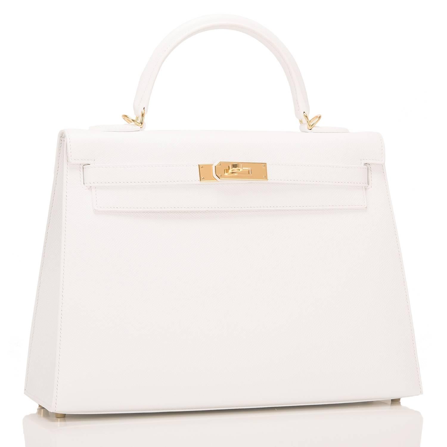  Hermes White Kelly Sellier 32cm of epsom leather with gold hardware.

This Kelly features tonal stitching, a front toggle closure, a clochette with lock and two keys and a single rolled handle.

The interior is lined with white chevre and has