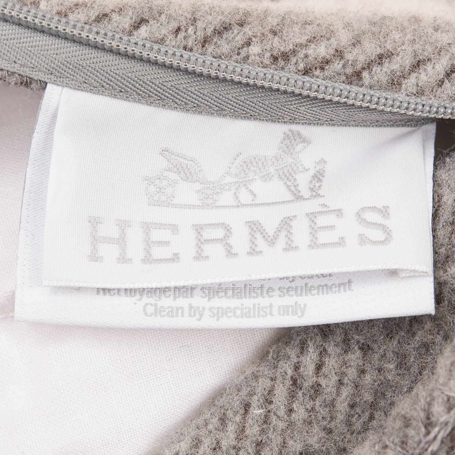 Hermes Avalon Signature H cushion (pillow) in ecru and light grey size PM

The Avalon Signature H cover is made of 85% wool, and 15% cashmere and is removable so it can be dry cleaned.

The interior cushion measures 18.9