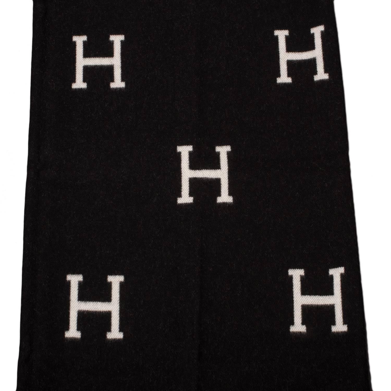 Hermes Avalon Signature H blanket in ecru/black.

The Avalon Signature H blanket is made of 85% wool, 15% cashmere.

The blanket measures 55