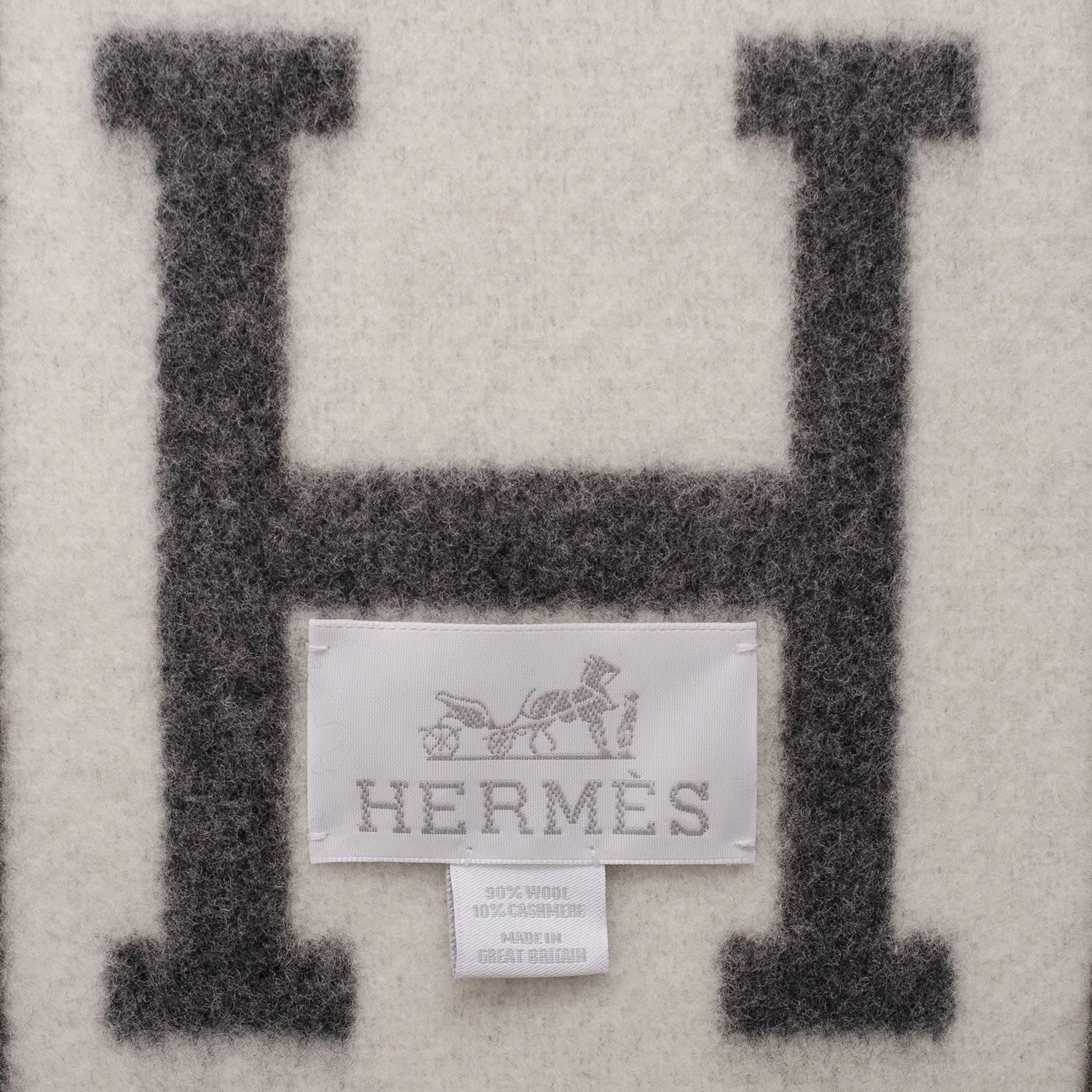 Hermes Avalon Signature H blanket in ecru/dark grey.

The Avalon Signature H blanket is made of 90% wool, 10% cashmere.

The blanket measures 55