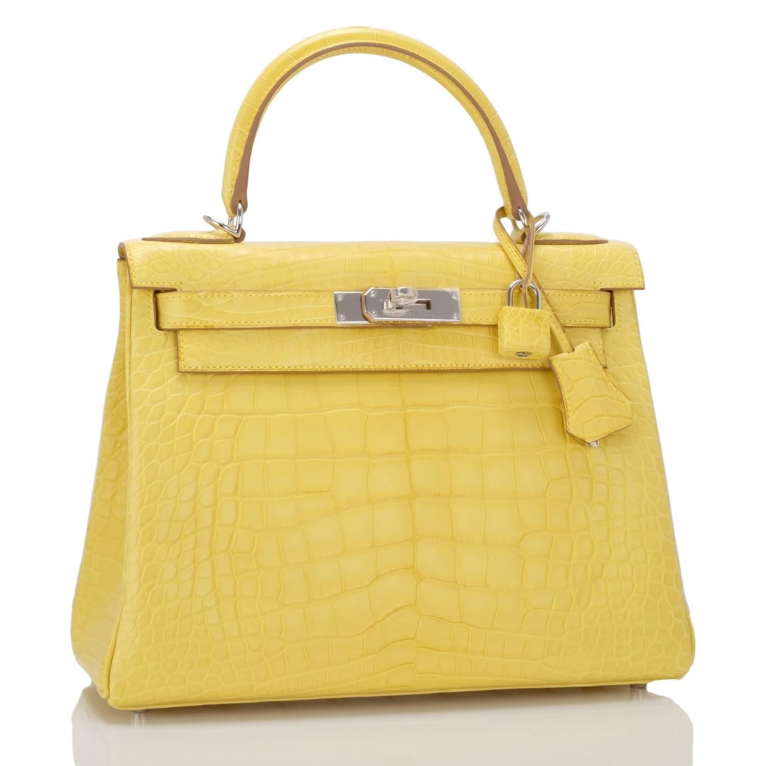 Hermes Mimosa Kelly 28cm of matte alligator with palladium hardware.

This Kelly has tonal stitching, a front toggle closure, a clochette with lock and two keys, single rolled handle and an optional shoulder strap.

The Interior is lined with