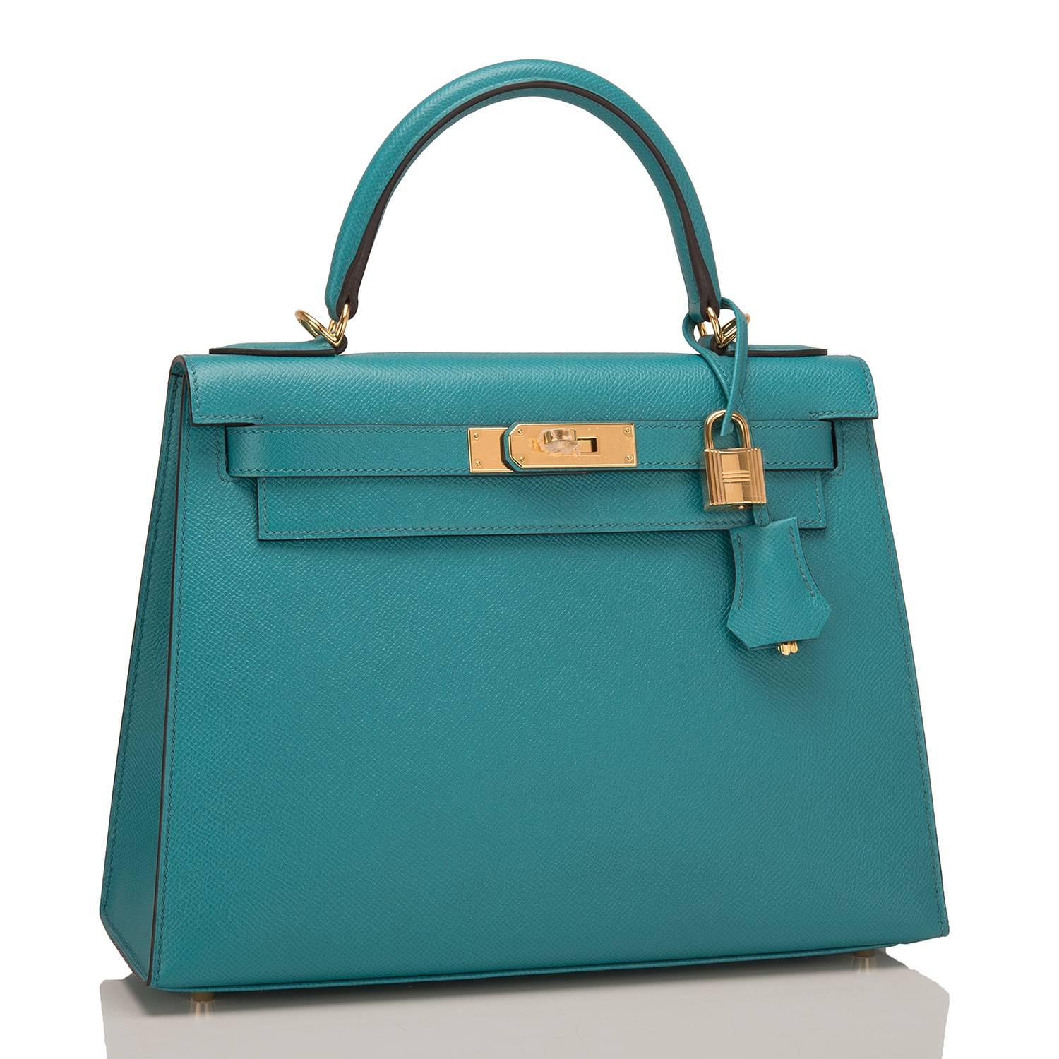 Hermes blue paon Sellier Kelly 28cm of epsom leather with gold hardware.

This Kelly Sellier has tonal stitching, a front toggle closure, a clochette with lock and two keys, a single rolled handle and an optional shoulder strap.

The interior is