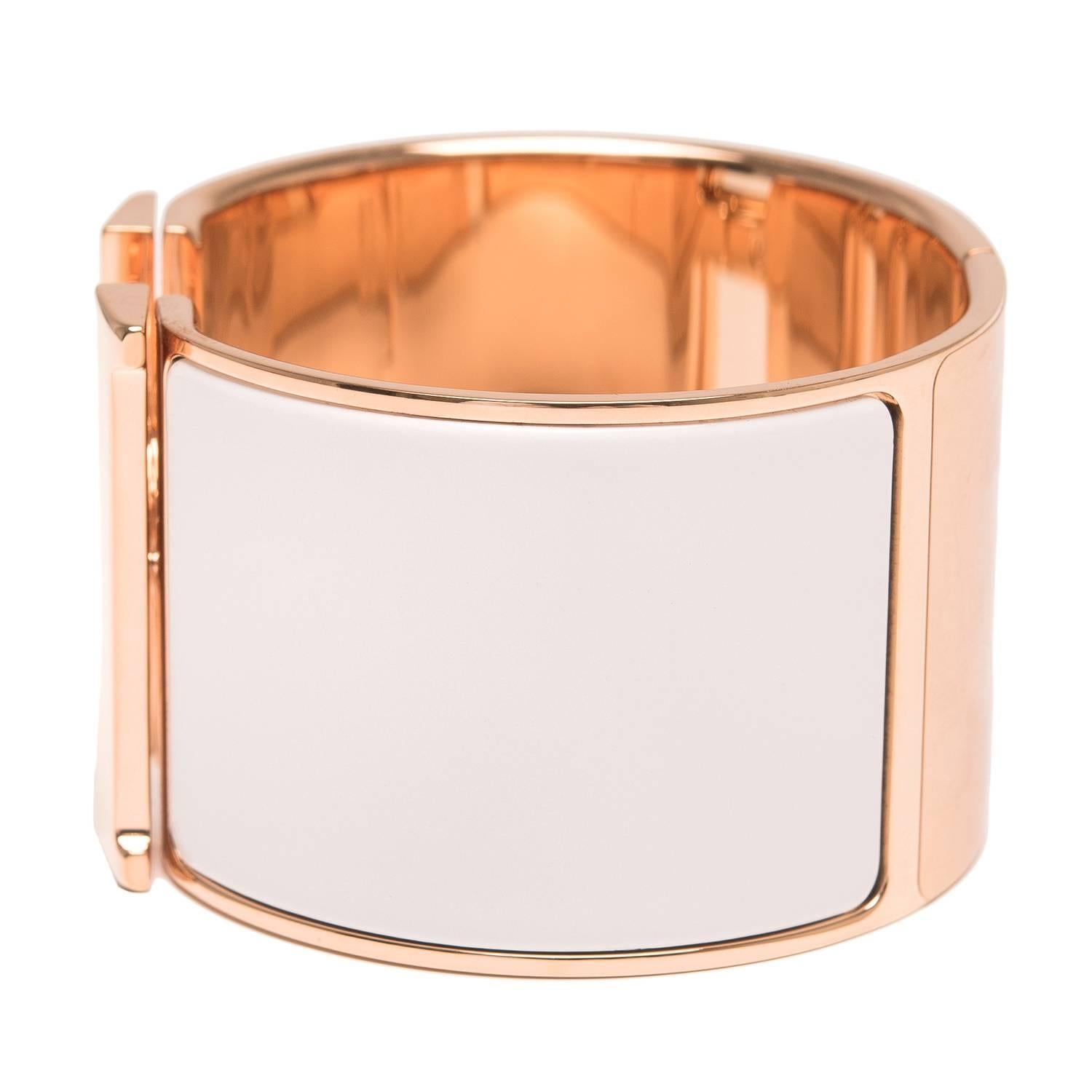 Hermes extra wide Clic Clac H bracelet in White enamel with rose gold plated hardware in size PM.

Origin: France

Condition: Never Carried

Accompanied by: Hermes box, Hermes dustbag, Ribbon

Measurements: Diameter: 2.25
