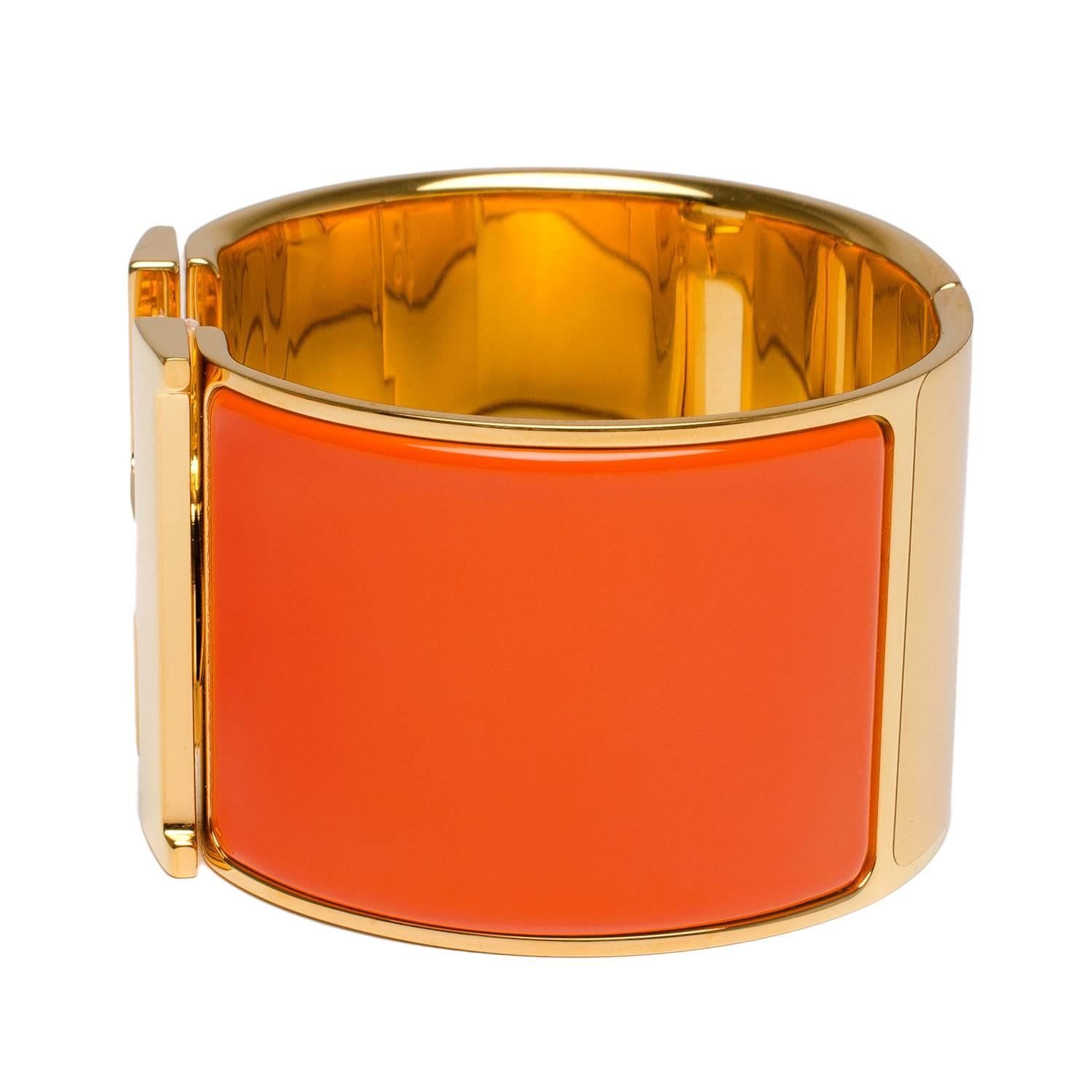 Hermes extra wide Clic Clac H bracelet in Orange enamel with gold plated hardware in size PM.

Origin: France

Condition: Never Carried

Accompanied by: Hermes box, Ribbon

Measurements: Diameter: 2.25