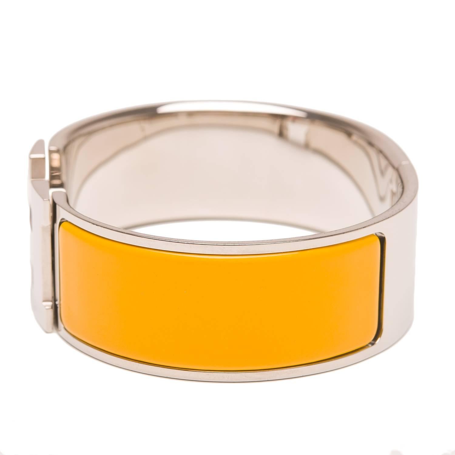 Hermes wide Clic Clac H bracelet in Mimosa enamel with palladium plated hardware in size PM.

Origin: France

Condition: Never Carried

Accompanied by: Hermes box

Measurements: Diameter: 2.25"; Circumference: 7.5"; Width: 1"