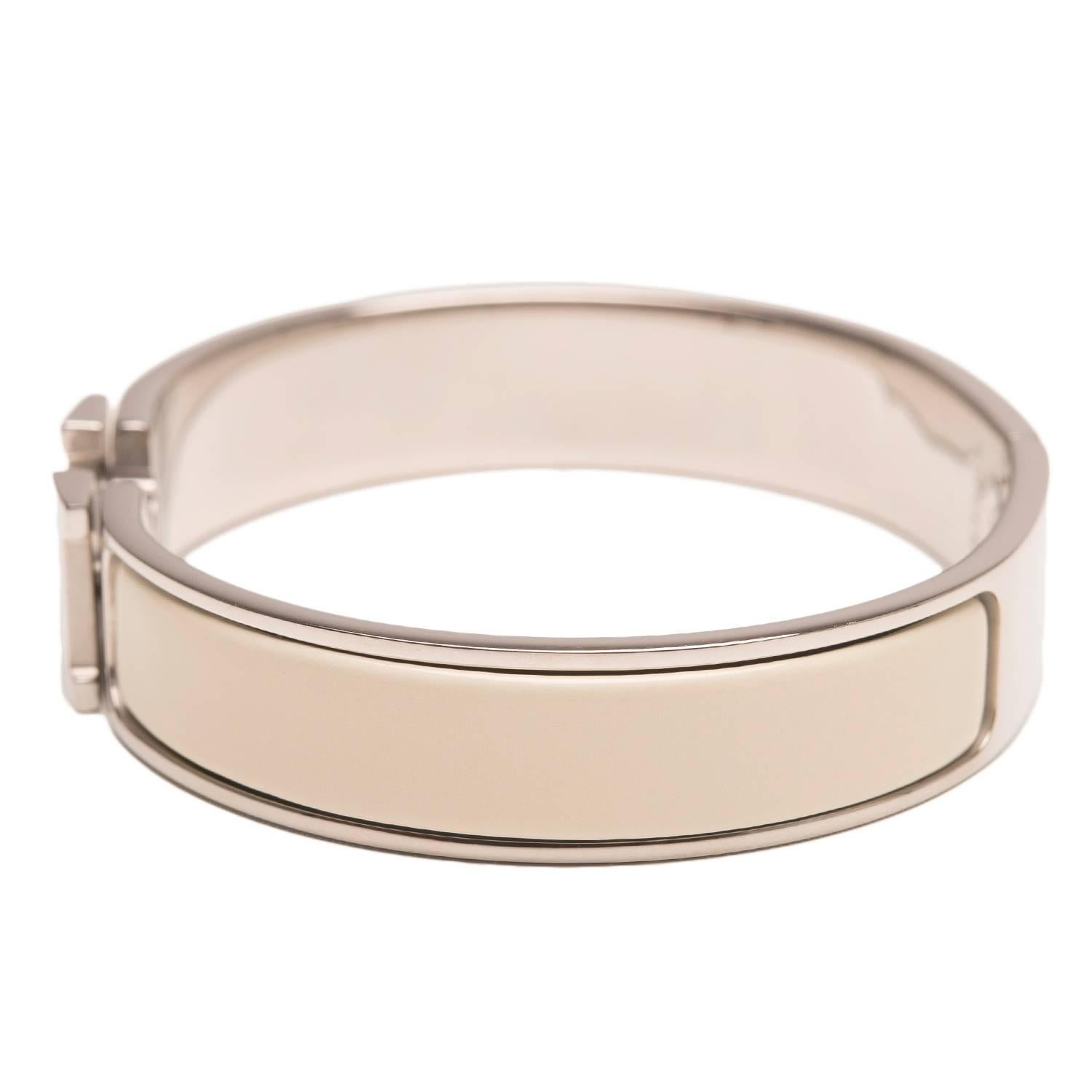 Hermes wide Clic Clac H bracelet in Craie enamel with palladium plated hardware in size PM.

Origin: France

Condition: Never Carried

Accompanied by: Hermes box, Caretag

Measurements: Diameter: 2.25