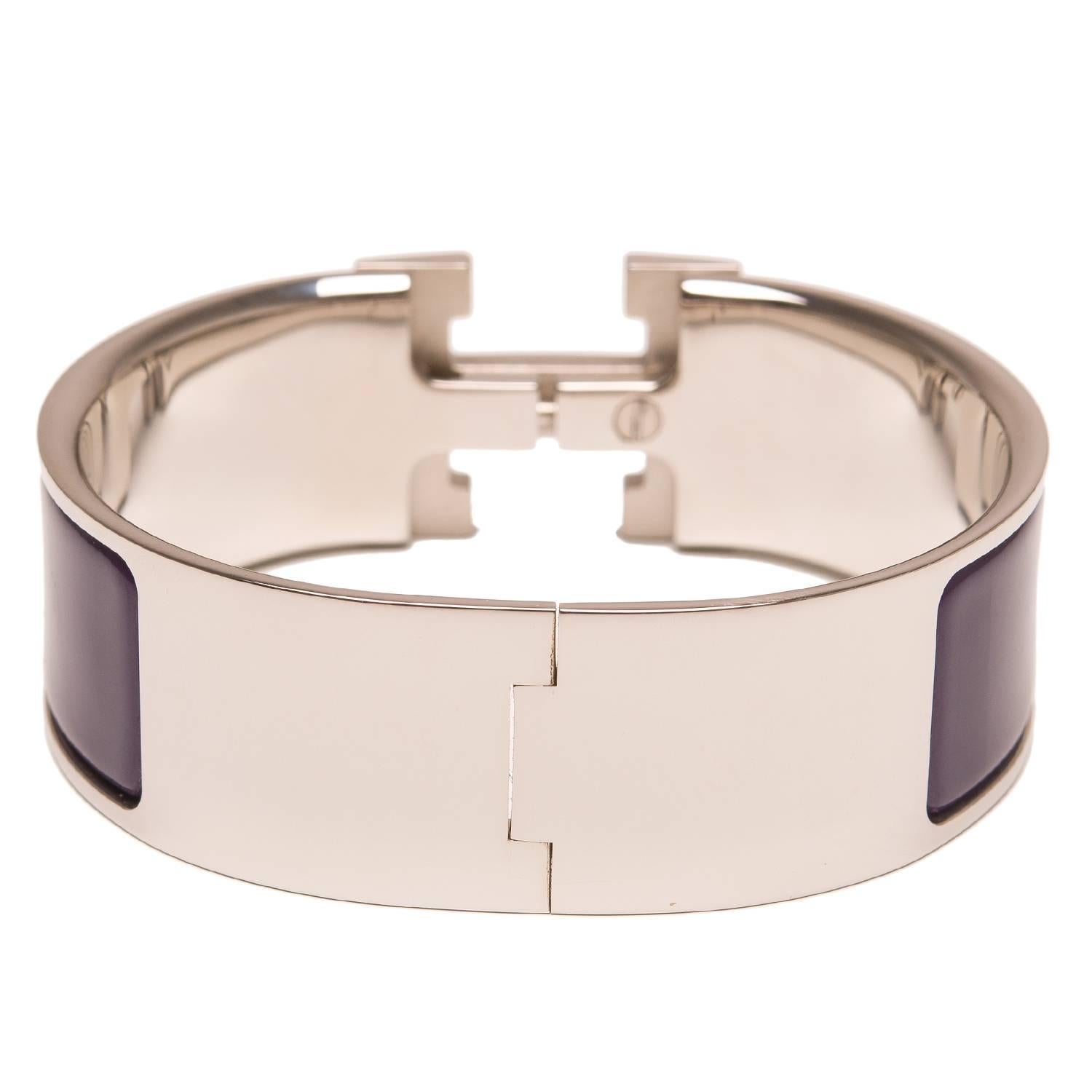 Hermes wide Clic Clac H bracelet in Prune enamel with palladium plated hardware in size PM.

Origin: France

Condition: Never Carried

Accompanied by: Hermes box, Hermes dustbag

Measurements: Diameter: 2.25"; Circumference: 7.5";