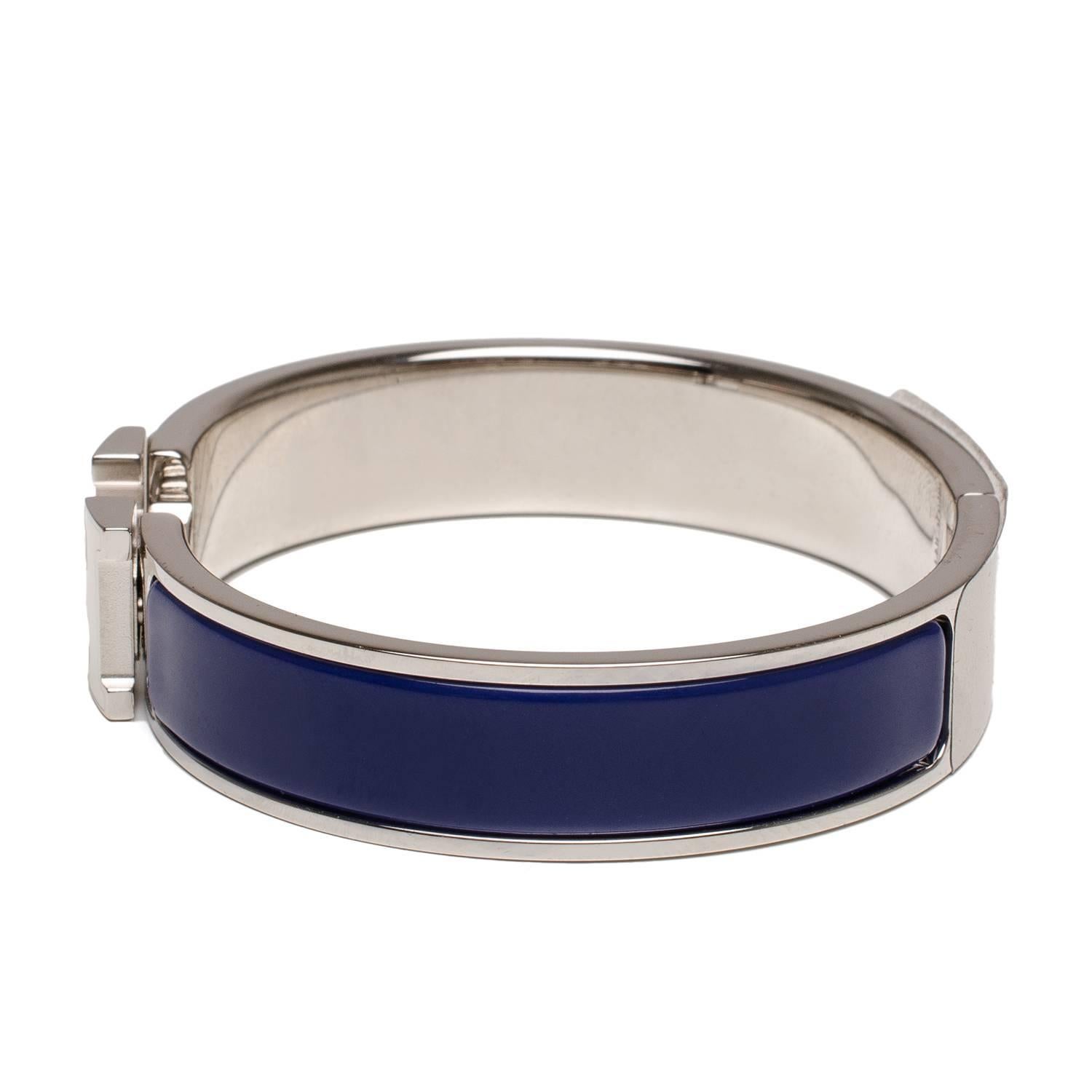 Hermes narrow Clic Clac H bracelet in blue enamel with a white enamel H closure and palladium plated hardware in size PM.

Origin: France

Condition: Pristine

Accompanied by: Hermes box, Hermes dustbag, Ribbon

Measurements: Diameter: