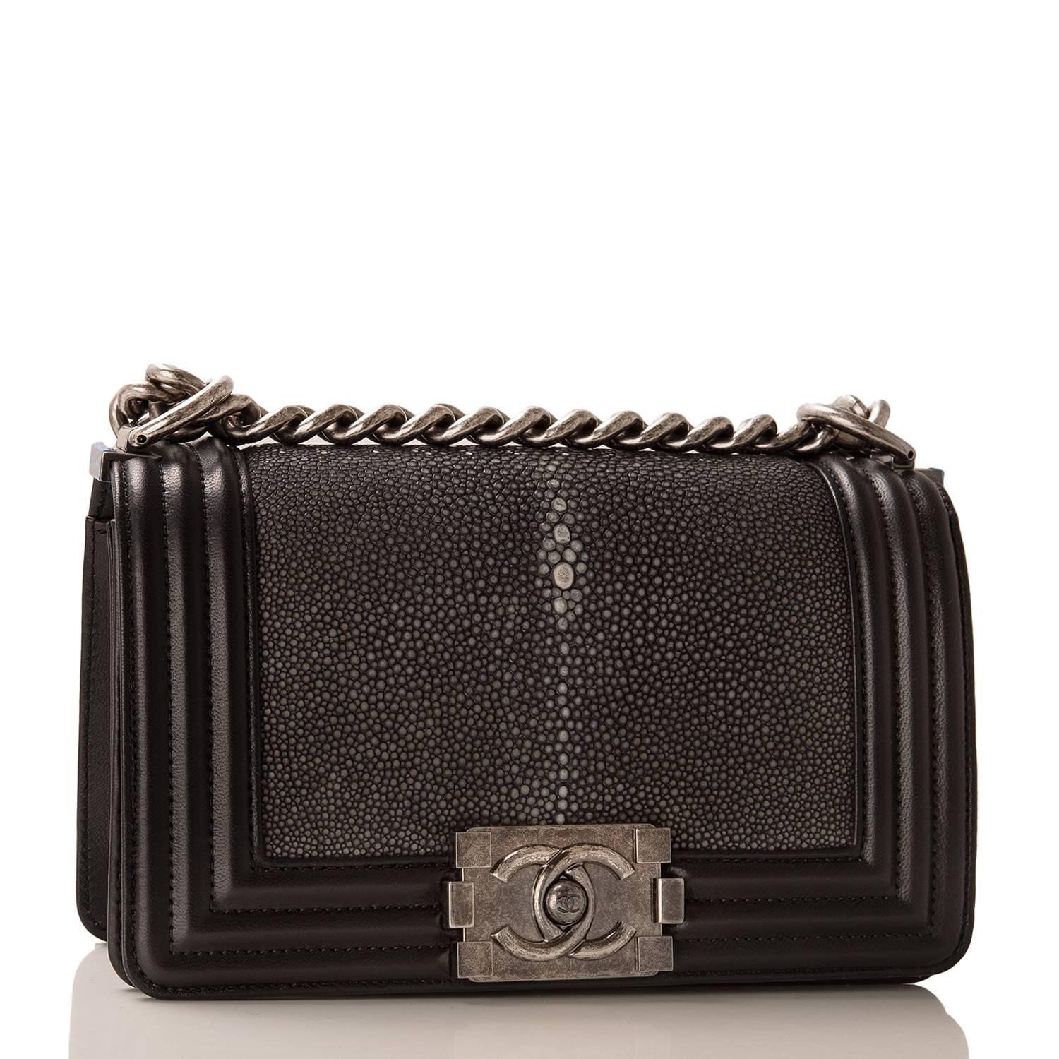 Chanel Small Boy bag of black stingray and lambskin leather with aged ruthenium hardware.

The bag has a full front flap with the Boy Chanel signature CC push lock closure and an aged ruthenium chain link and black leather padded