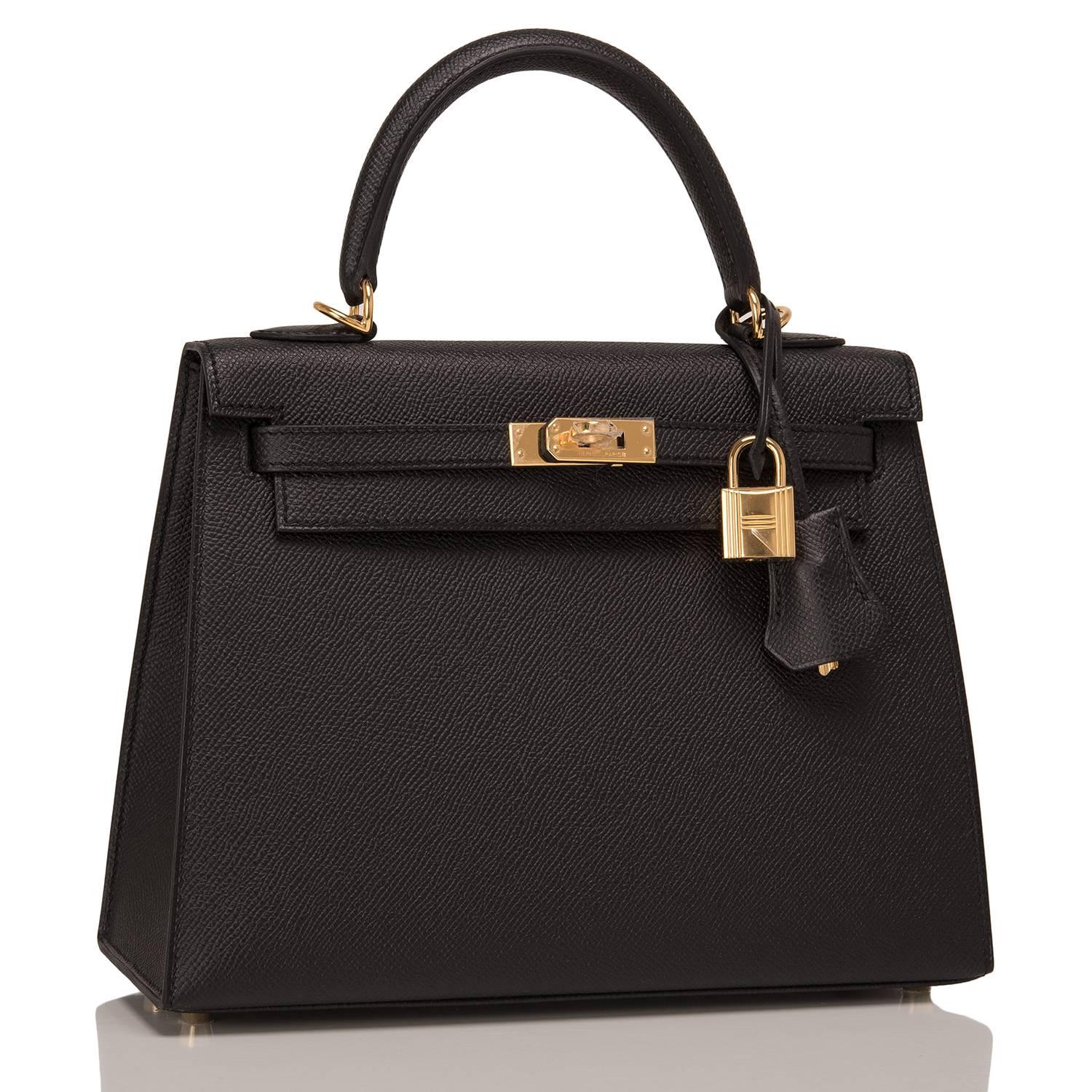 Hermes Black Sellier Kelly 25cm of epsom leather with gold hardware.

This Sellier Kelly has tonal stitching, a front toggle closure, a clochette with lock and two keys, a single rolled handle and an optional shoulder strap.

The interior is