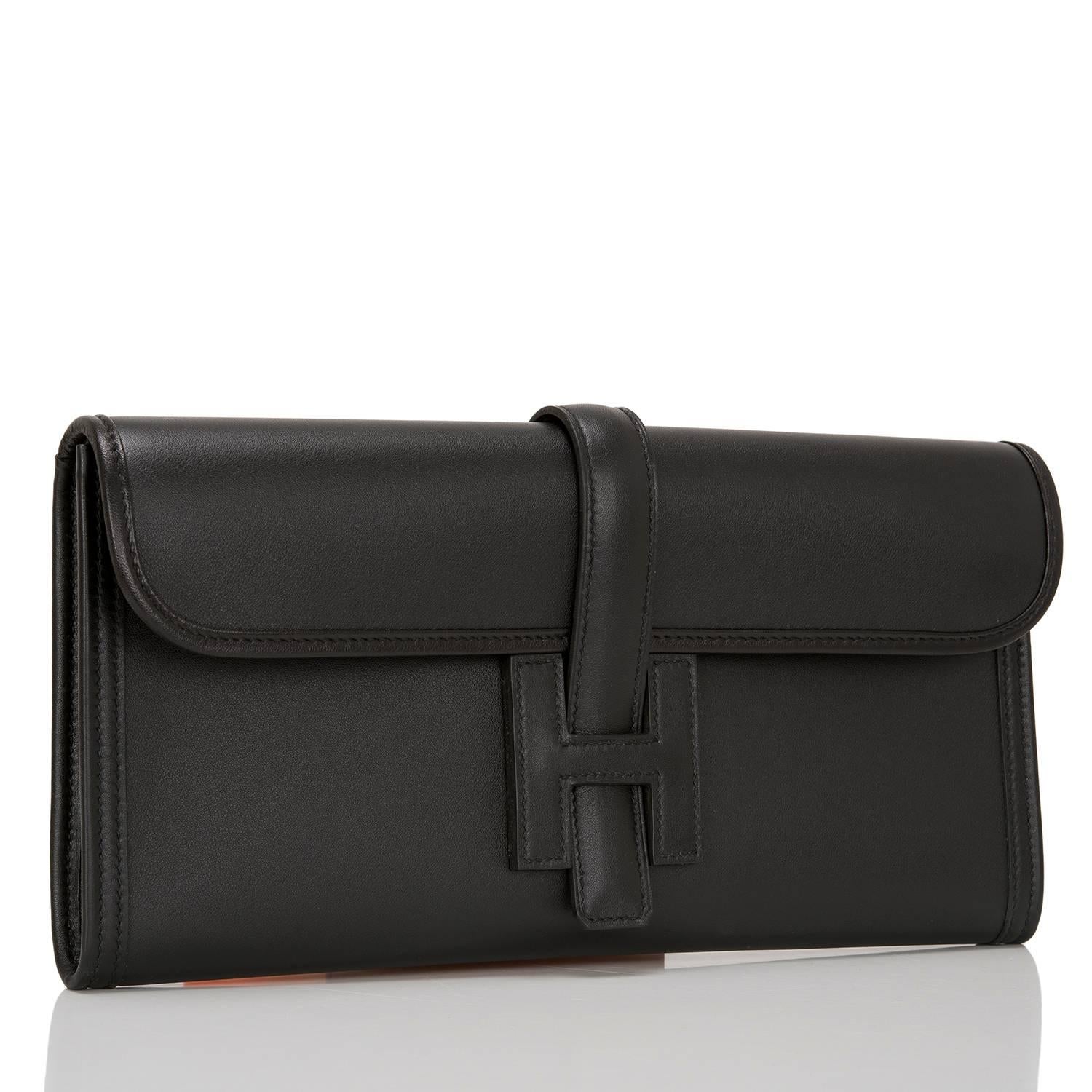 Hermes Black Jige Elan clutch 29cm of swift leather.

This Jige Elan clutch has tonal stitching and front 