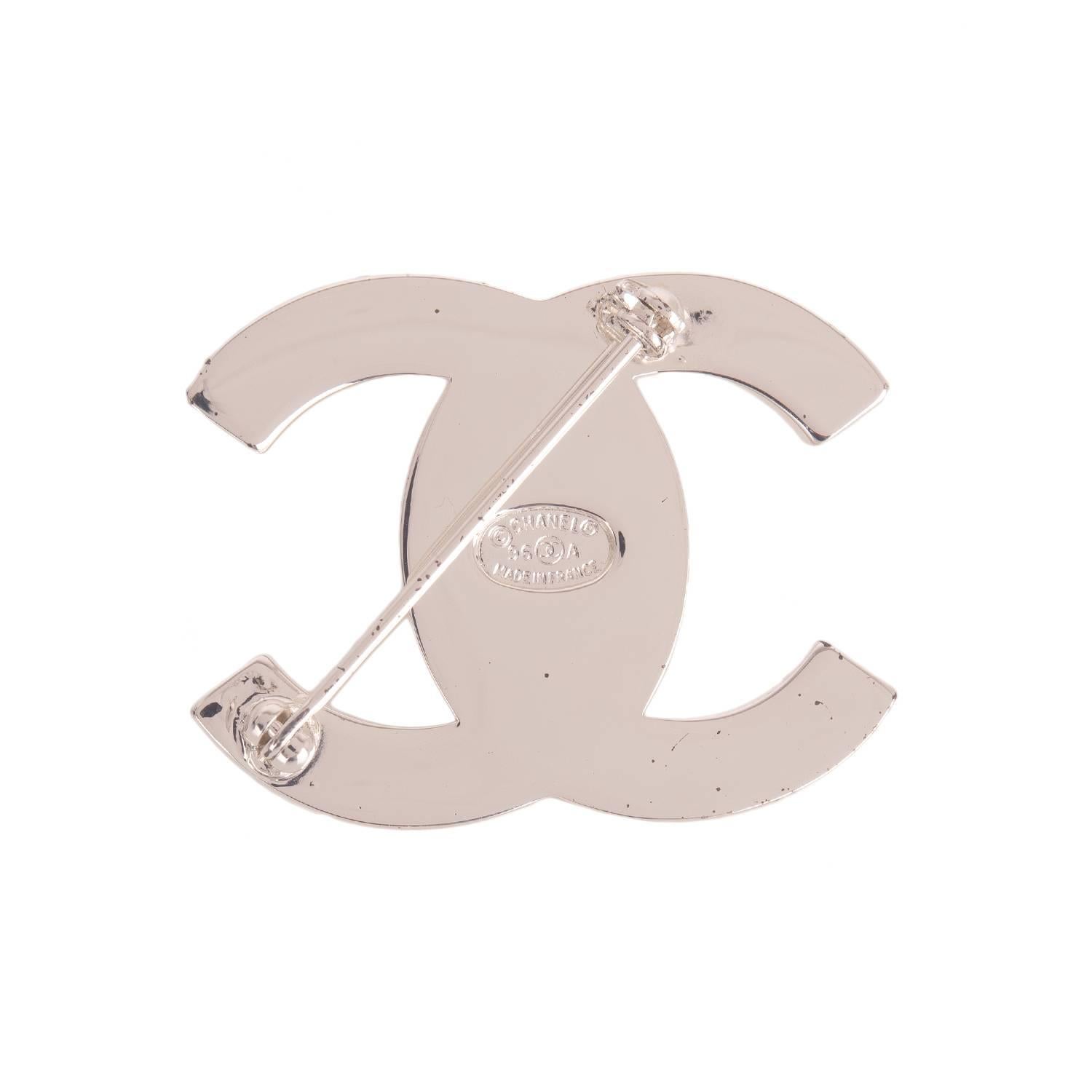 Chanel vintage silver tone rhinestone embedded CC-logo turnlock brooch.

Collection: 96A

Condition: Excellent

Accompaned By: Chanel box

Measurements: brooch width: 1.5in ; length 1in.