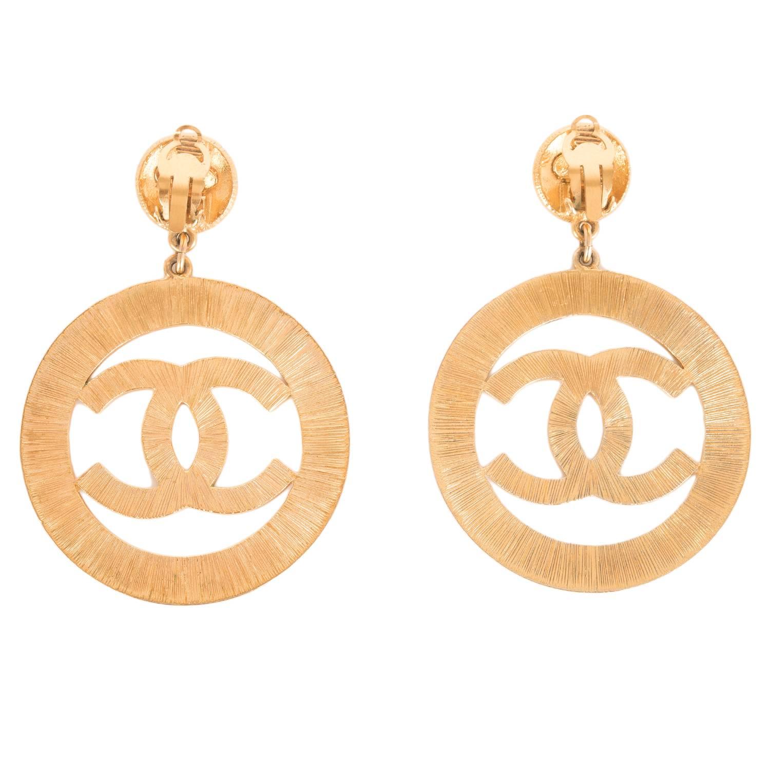 Chanel large vintage gold tone sunburst textured CC-logo hoop clip-on earrings.

Collection: 1992

Condition: Vintage; excellent

Accompaned By: Chanel box

Measurements: Length: 3.5