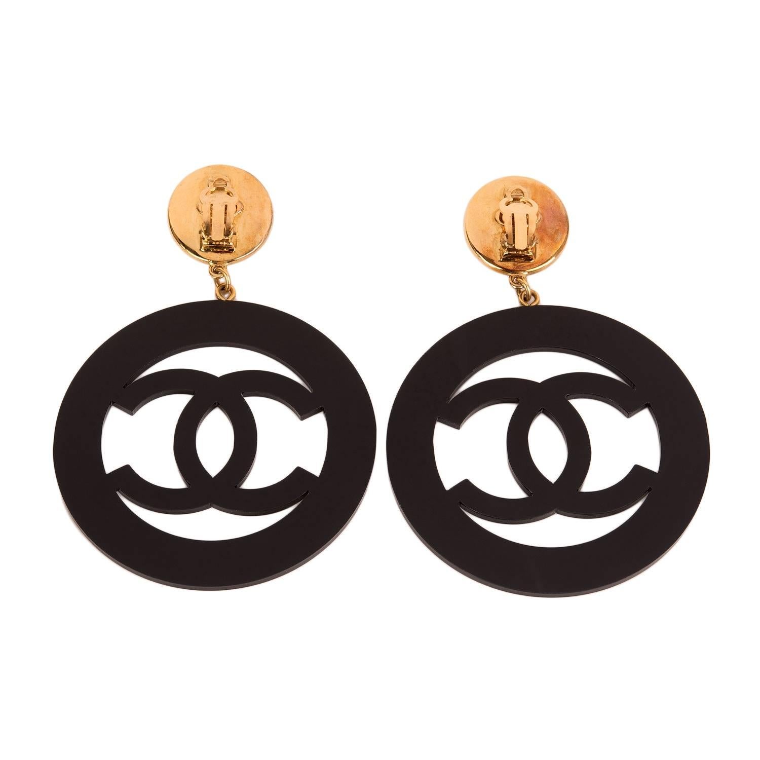 Chanel large vintage rare black resin CC-logo hoop earrings on round faux pearl earclips.

Collection: circa 1980's

Condition: Vintage; excellent

Accompaned By: Chanel box

Measurements: Earring length 4.5in; Hoop diameter: 3in.