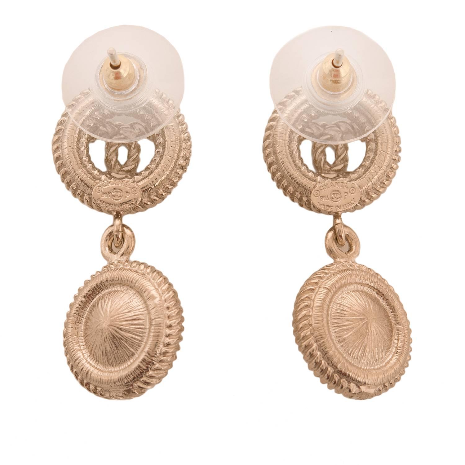Chanel light gold tone baroque style drop pierced earrings of CC logo ear clips, and faux pearls and light gold drops.

Collection: 16P

Condition: Pristine; never worn

Accompaned By: Chanel box and dustbag

Measurements: Earring length