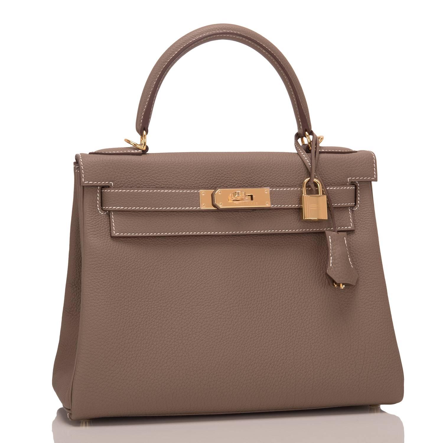 Hermes Etoupe Kelly 28cm of togo leather with gold hardware.

This Kelly, in the Retourne style, has white contrast stitching, a front toggle closure, a clochette with lock and two keys, a single rolled handle, and a removable shoulder