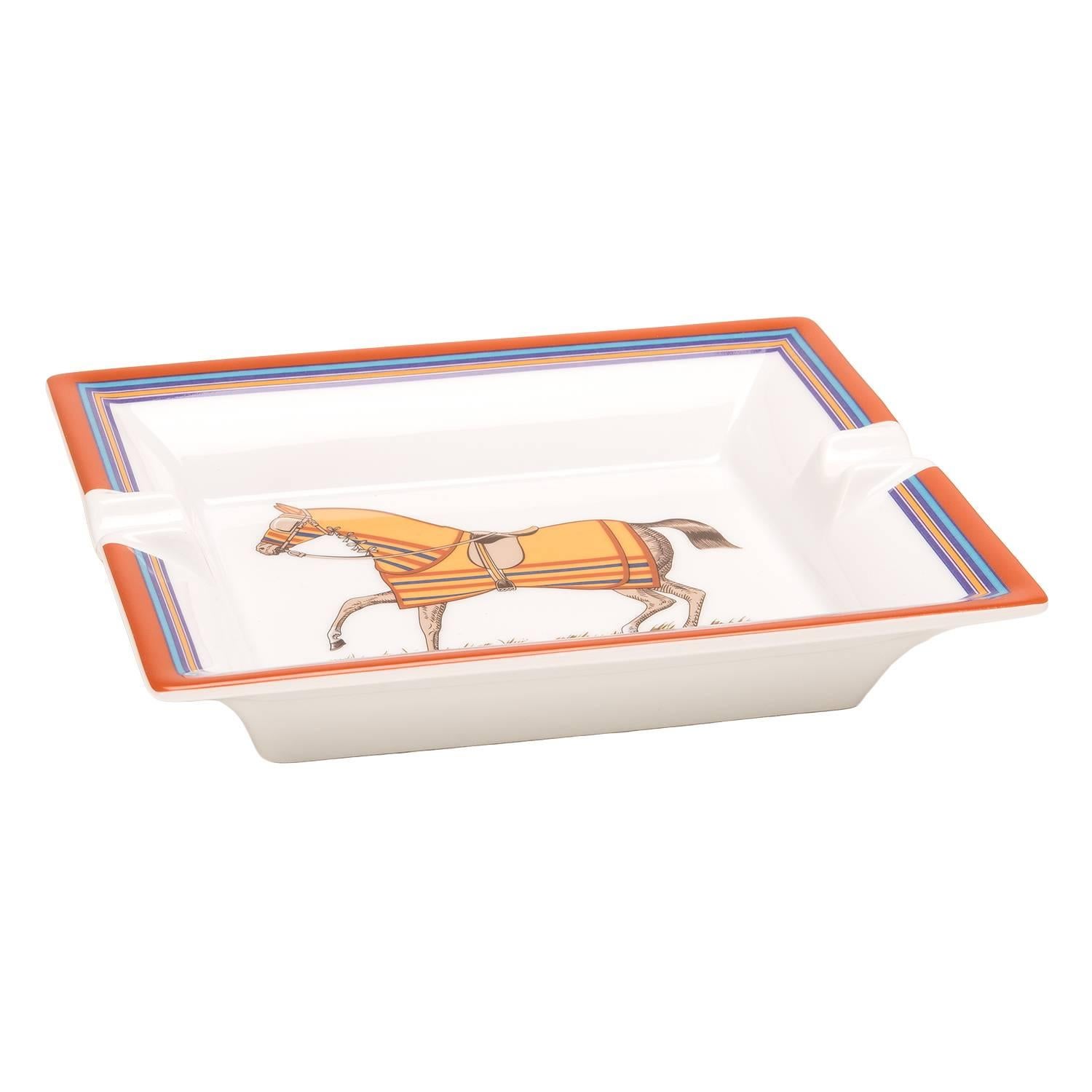 Hermes Chevaux à La Couverture 2 Ashtray of porcelain in sun yellow.

This ashtray features printed Limoges porcelain with a velvet goatskin base.

The Ashtray is 8