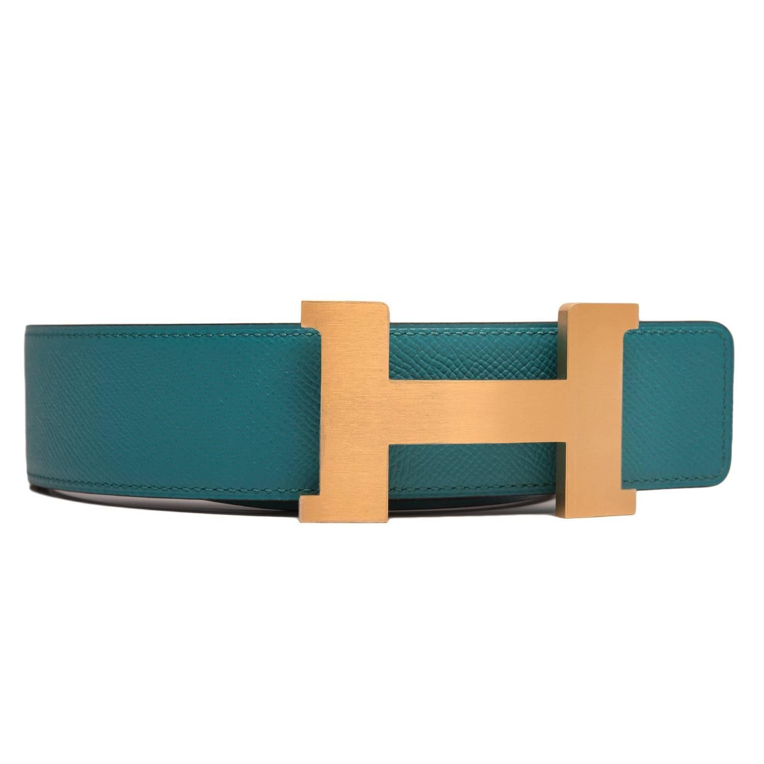 Hermes belt kit comprising an adjustable wide 42mm Constance H belt of Blue Indigo epsom with tonal stitching reversing to Blue Paon epsom with tonal stitching accompanied by a removable brushed gold H buckle.

Origin: France

Condition: