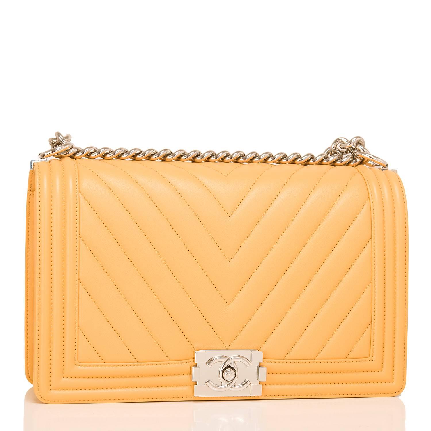 Chanel New Medium Boy bag of yellow chevron lambskin leather with silver tone hardware.

This bag features a full front flap with the Le Boy CC push lock closure and a silver tone chain link and yellow leather padded shoulder/crossbody