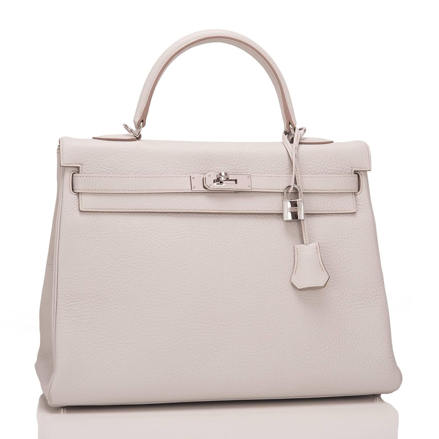 Hermes Gris Perle Kelly 35cm of clemence leather with palladium hardware.

This Kelly has tonal stitching, a front toggle closure, a clochette with lock and two keys, a single rolled handle and an optional shoulder strap.

The interior is lined