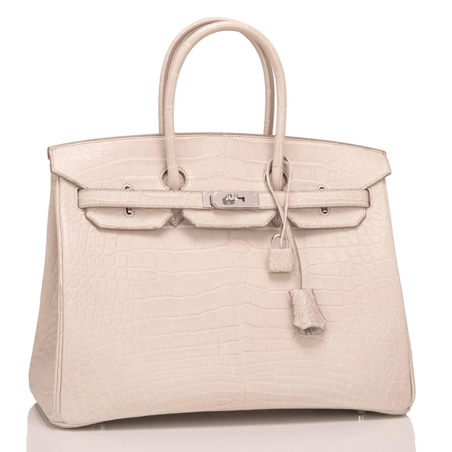 Hermes Beton Birkin 35cm of matte alligator leather with palladium hardware.

This Birkin has tonal stitching, a front toggle closure, a clochette with lock and two keys, and double rolled handles.

The interior is lined with Beton chevre and has