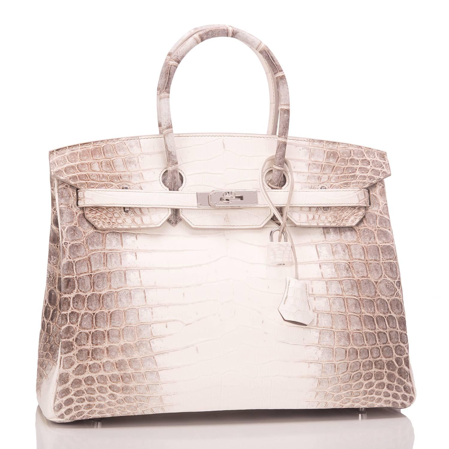 Hermes Himalayan 35cm Birkin of white matte niloticus crocodile skin with palladium hardware.

This rare Himalayan features tonal stitching, a front toggle closure, a clochette with lock and two keys, and double rolled handles.

The interior is