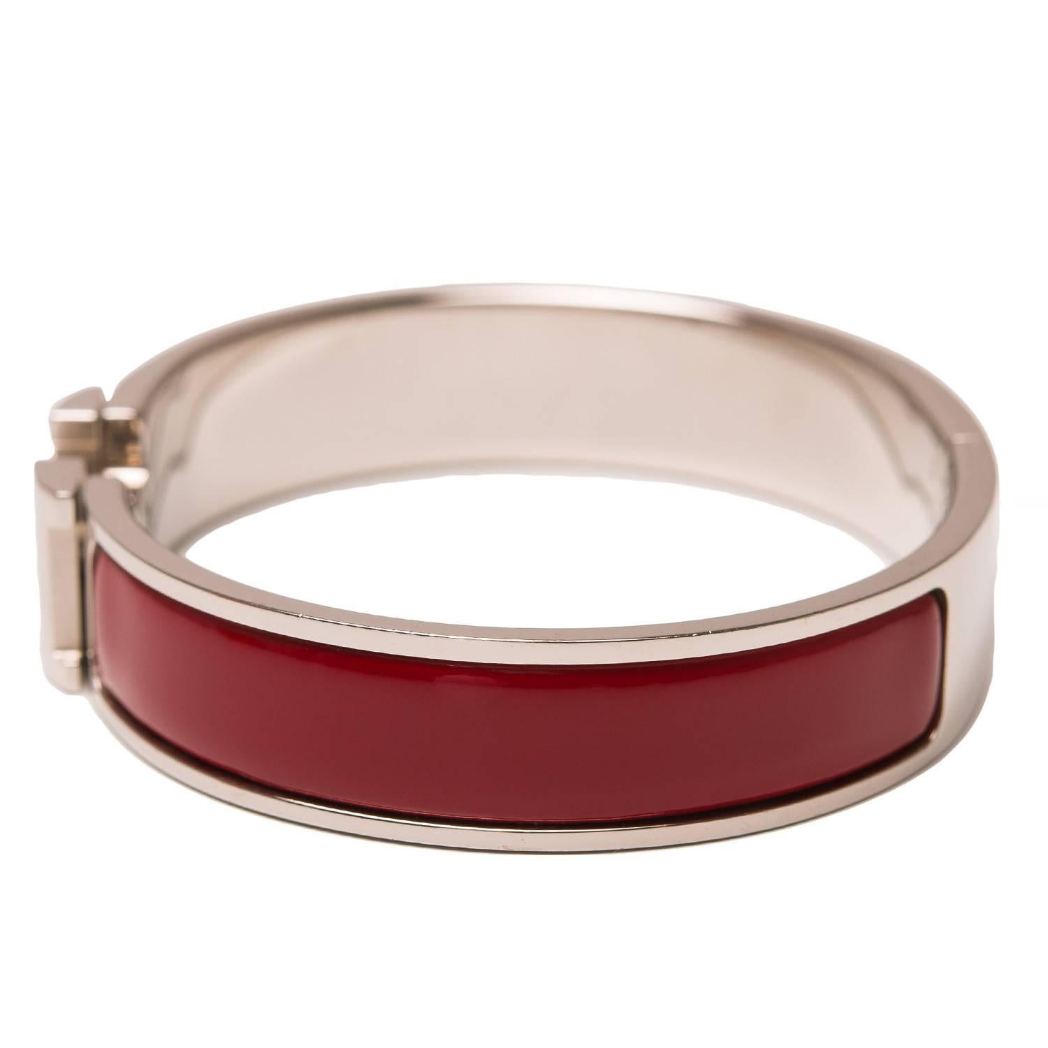 Hermes narrow Clic Clac H bracelet in burgundy enamel with palladium plated hardware in size PM.

Origin: France

Condition: Mint

Accompanied by: Hermes box, dustbag and carebook

Measurements: Diameter: 2.25