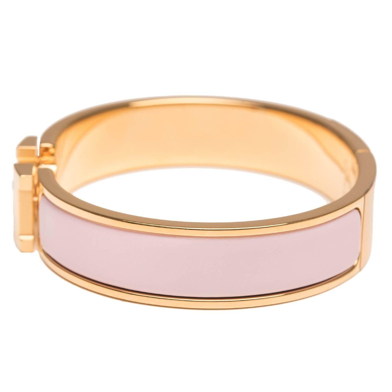 Hermes narrow Clic Clac H bracelet in Rose Dragee enamel with gold plated hardware in size PM. 

Origin: France

Condition: Never Carried

Accompanied by: Hermes box, Hermes dustbag, Ribbon

Measurements: Diameter: 2.25