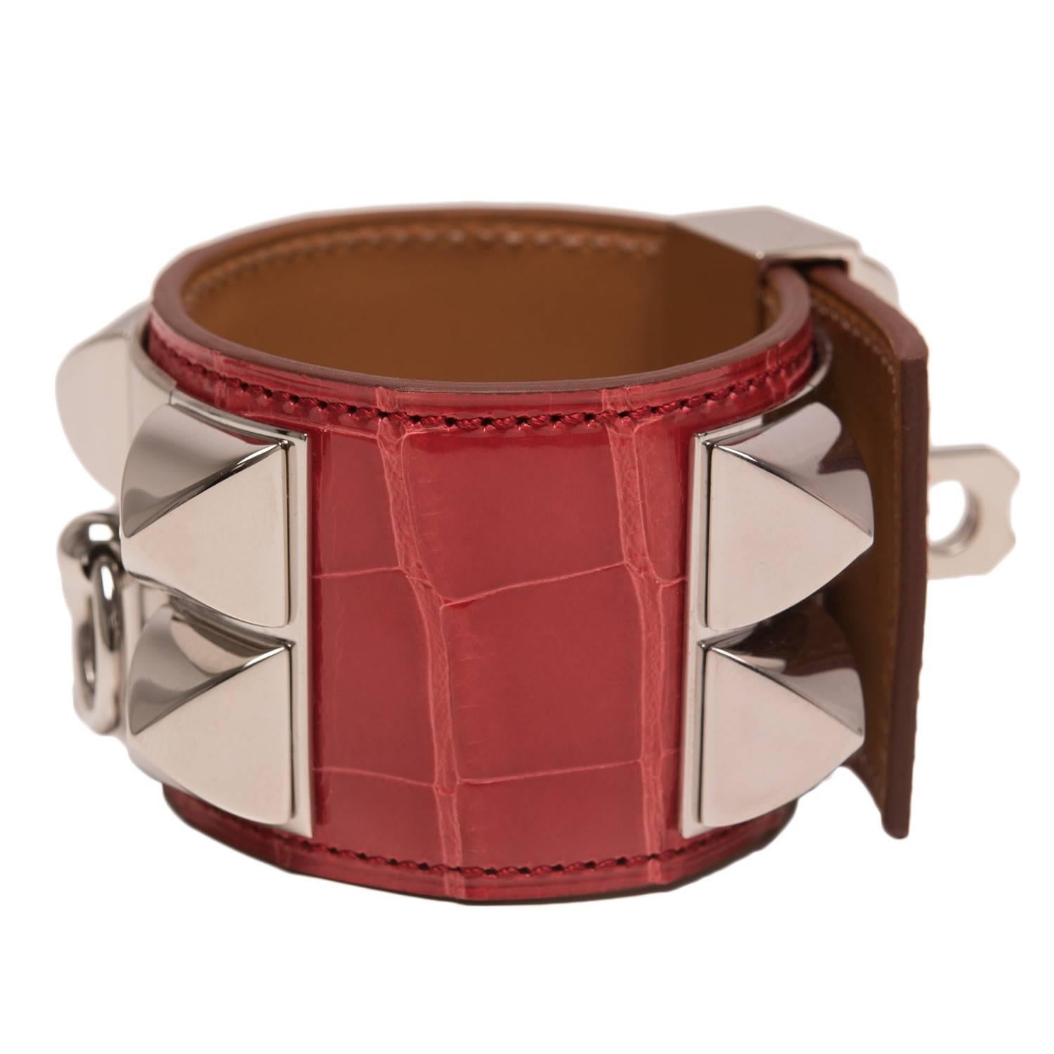 Hermes Collier de Chien (CDC) in Bougainvillier shiny alligator with palladium plated hardware in size small.

This style features palladium pyramid studs, center ring and adjustable push lock closure.

Collection: Q Square

Origin: