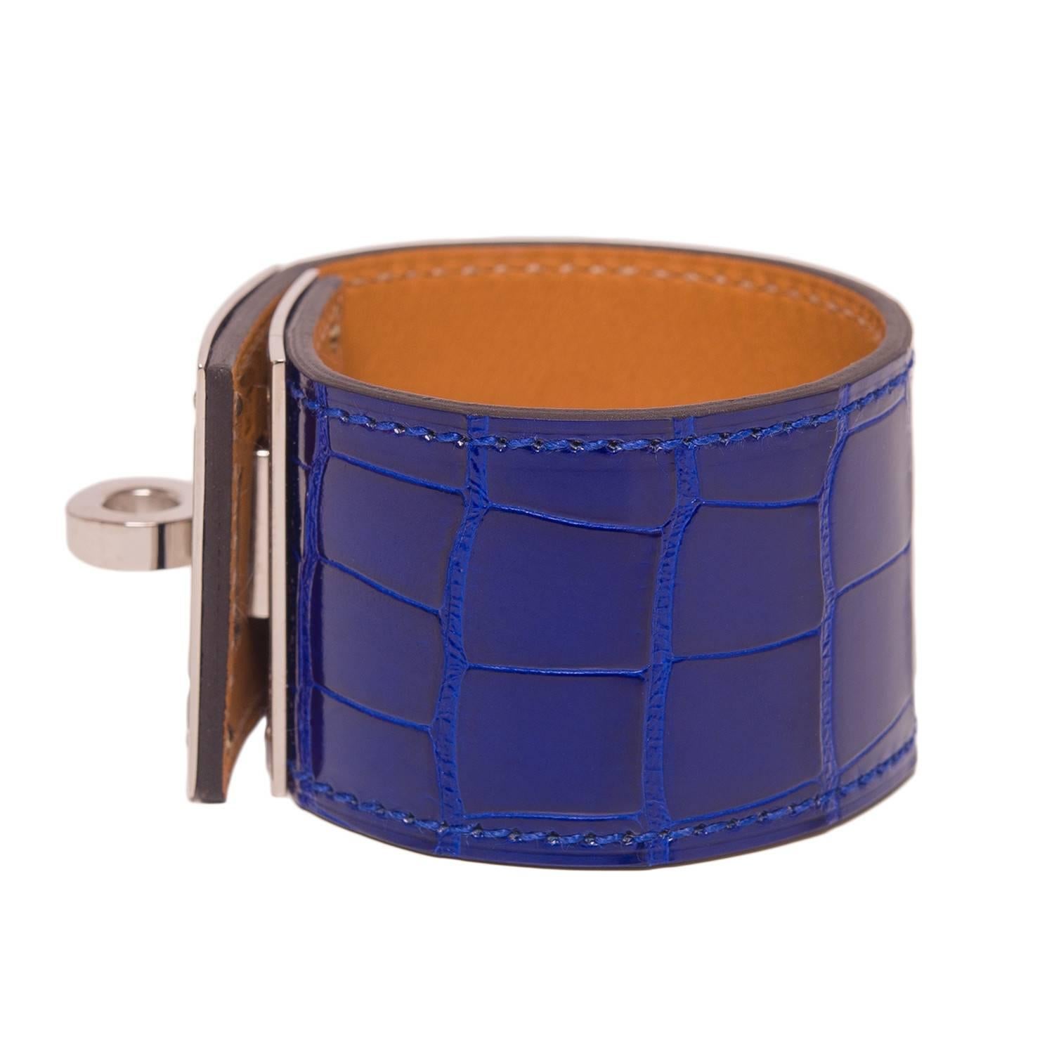 Hermes Kelly Dog Bracelet in Blue Electric alligator leather.

This features tonal stitching with palladium and silver plated hardware and toggle.

Origin: France

Condition: Pristine; never worn

Accompanied by: Hermes box, dustbag and