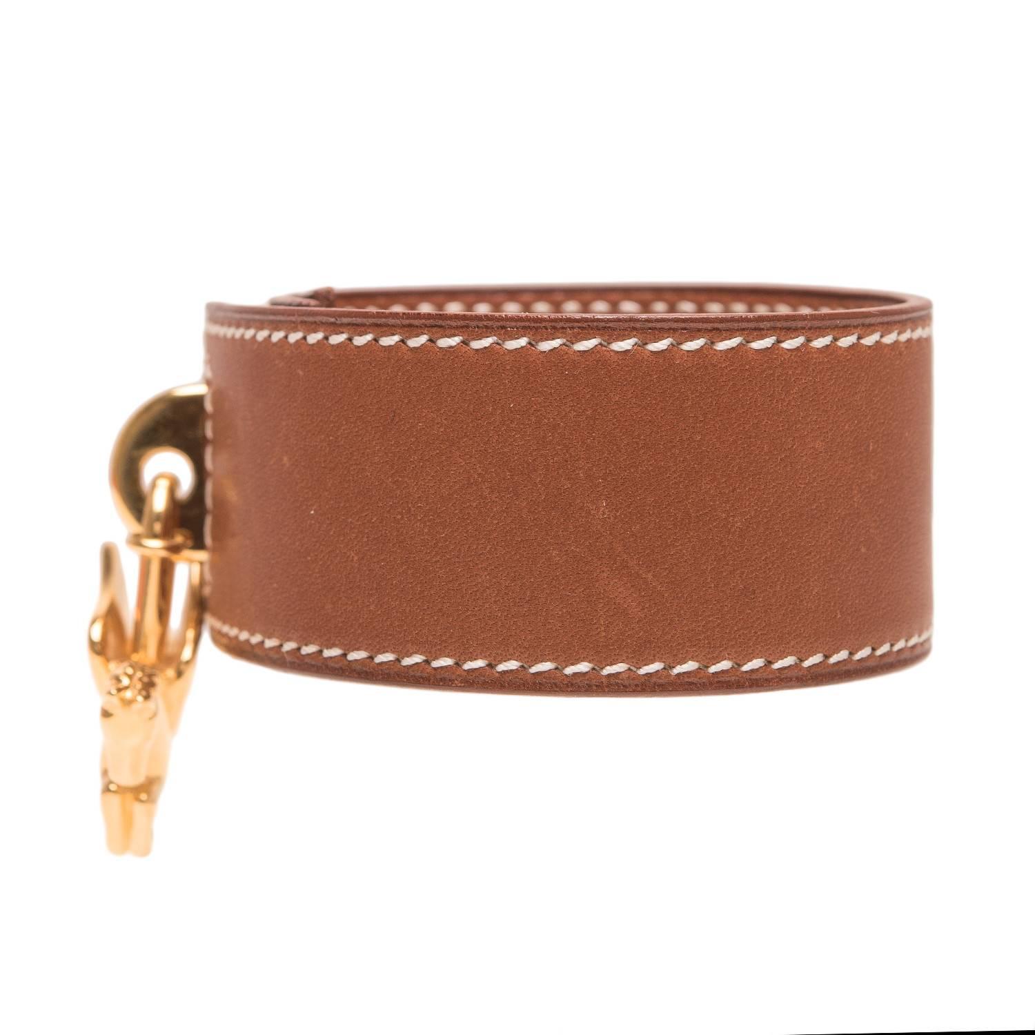 Hermes Barenia leather bracelet with gold pegasus charm.

The bracelet is made of Barenia leather with white contrast stitching and gold plated hardware.

Origin: France

Condition: Pristine; never worn however does show marks from
