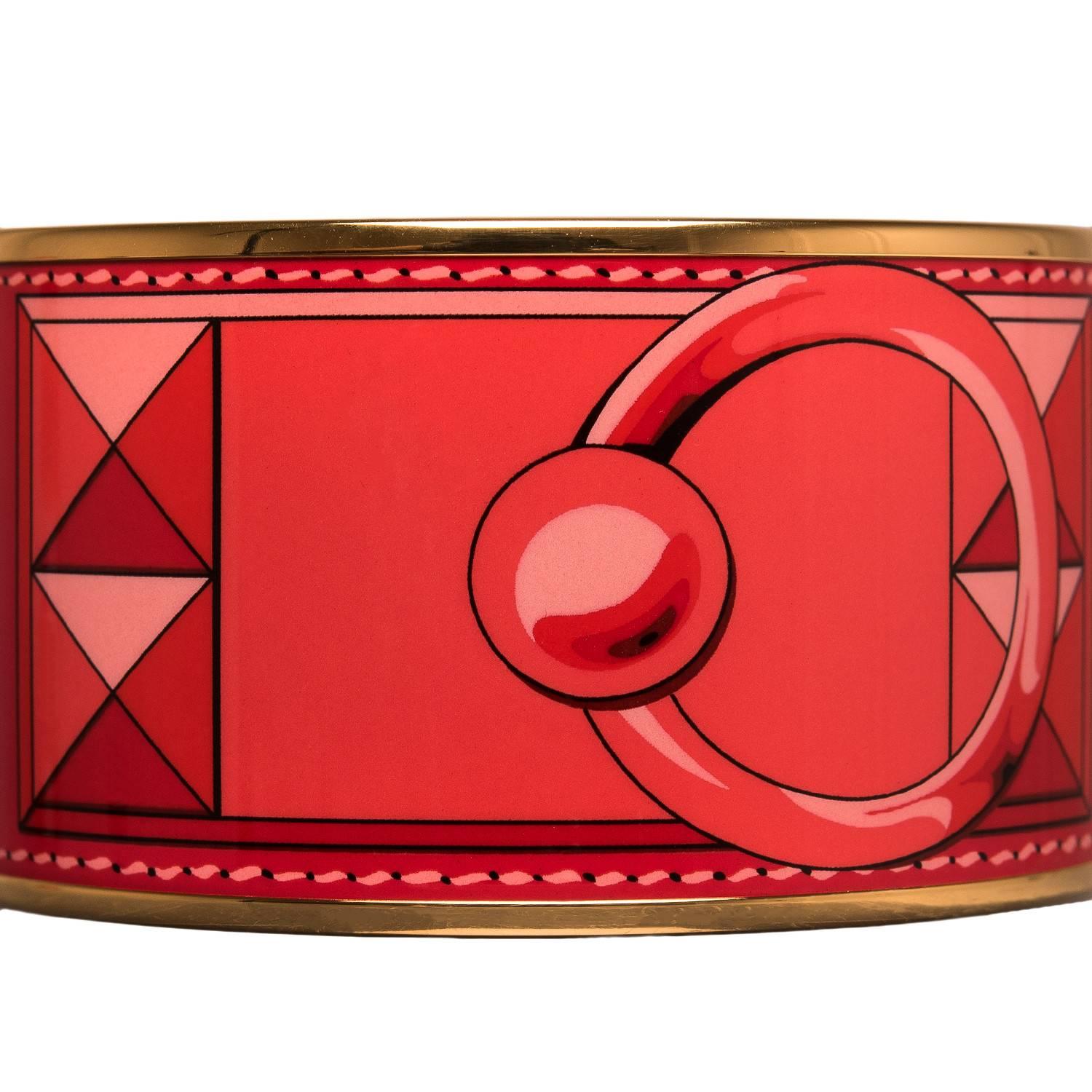 Hermes "Collier de Chiens" extra wide printed enamel bracelet size PM (65).

This bracelet depicts the Hermes Collier de Chien leather cuff on a red colored background with gold plated hardware.

Origin: France

Condition: Pristine,