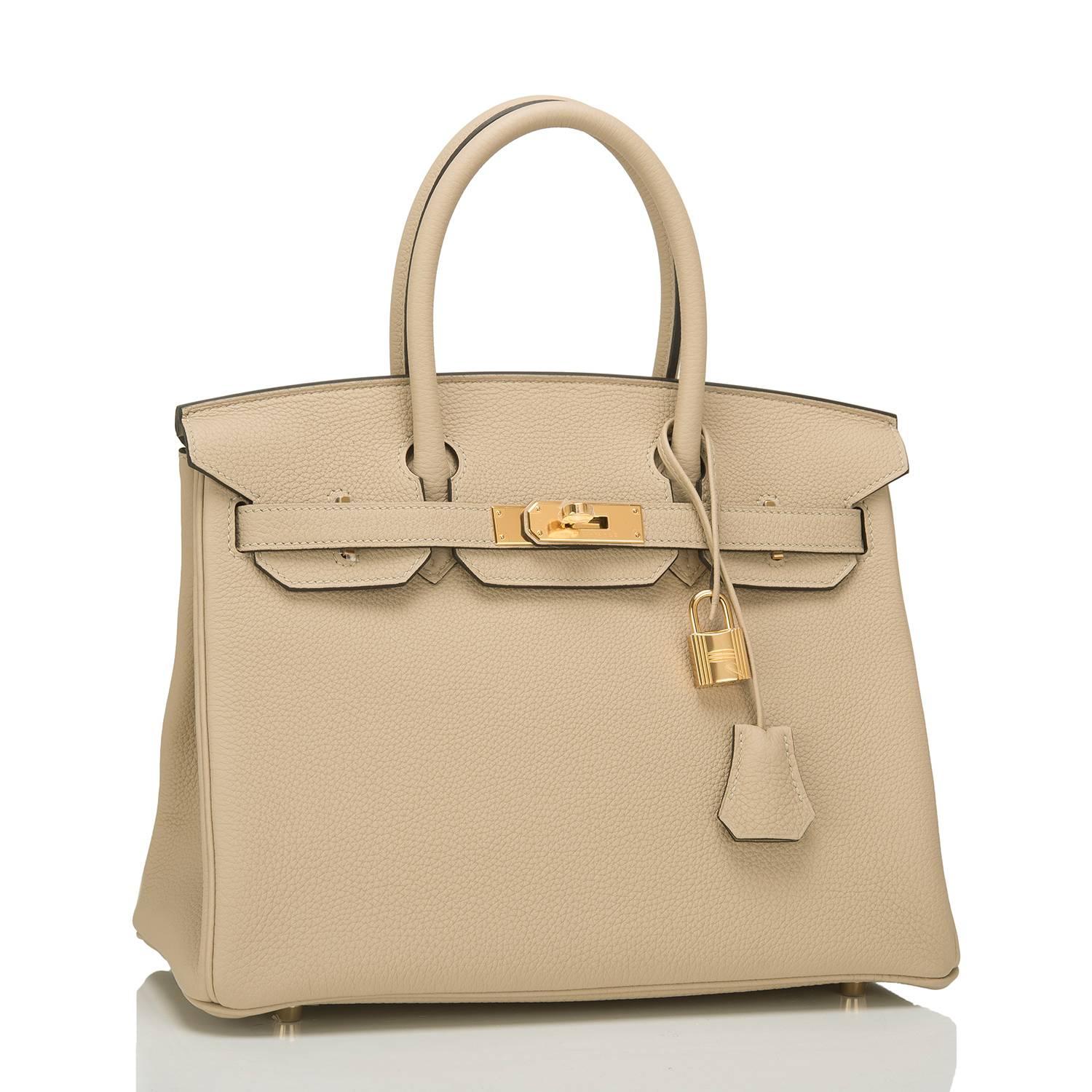 Hermes Trench Birkin 30cm of Togo leather with gold hardware.

This Birkin has tonal stitching, a front toggle closure, a clochette with lock and two keys, and double rolled handles.

The interior is lined with Trench chevre and has one zip
