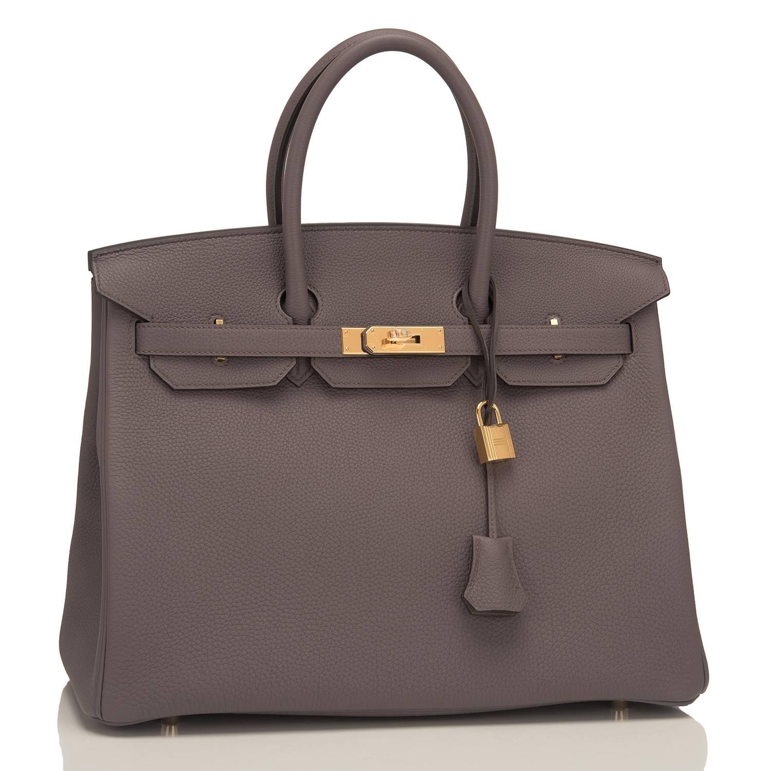 Hermes Etain 35cm of togo leather with gold hardware.

This Birkin has tonal stitching, a front toggle closure, a clochette with lock and two keys, and double rolled handles.

The interior is lined with Etain chevre and has one zip pocket with