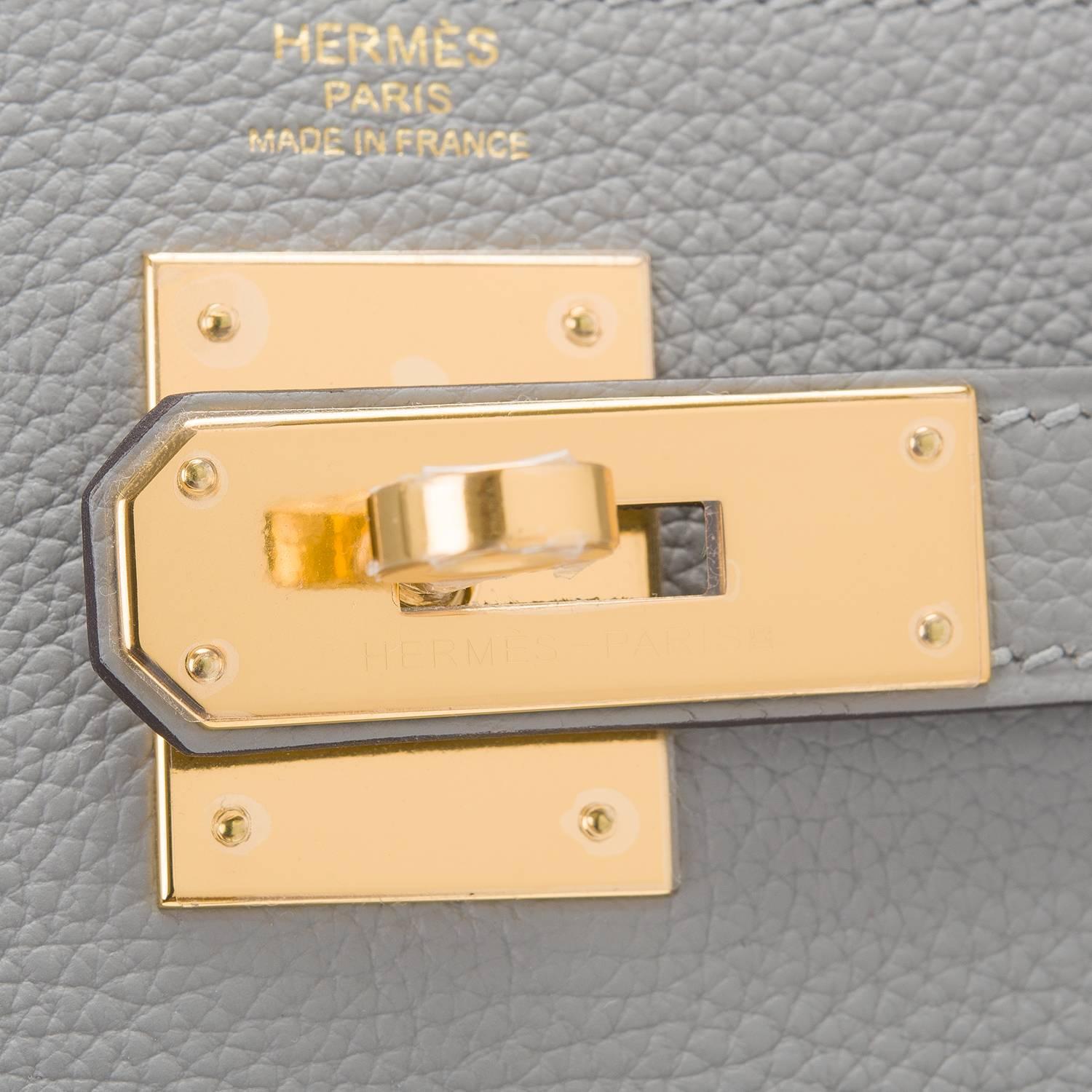 Hermes Gris Mouette Togo Retourne Kelly 28cm Gold Hardware In New Condition For Sale In New York, NY