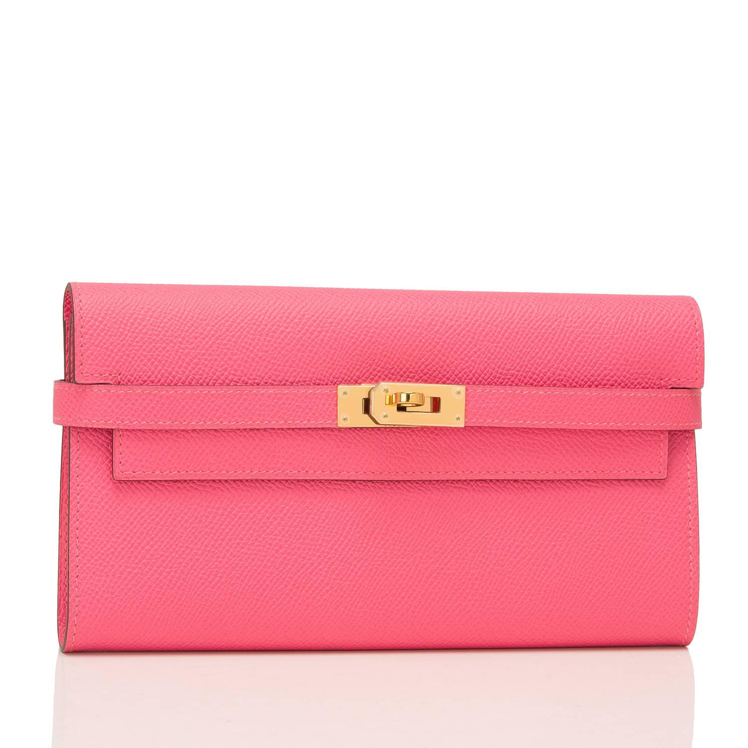 Hermes Rose Azalea Kelly Longue (Long) Wallet of epsom leather with gold hardware.

This Wallet has tonal stitching, gold hardware, and two front straps with a front toggle closure.

The interior is lined with Rose Azalea epsom leather and has