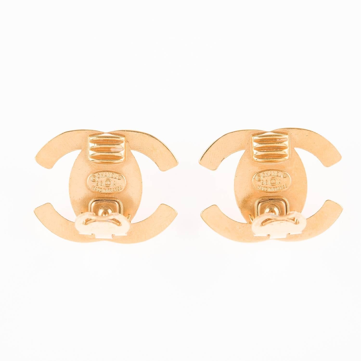 Chanel signature vintage clip-on gold tone CC logo turnlock earrings.

Collection: 96A

Origin: France

Condition: Vintage - Mint: the gold tone metal is shiny and bright with no tarnishing; there are very minor superficial scratches. 