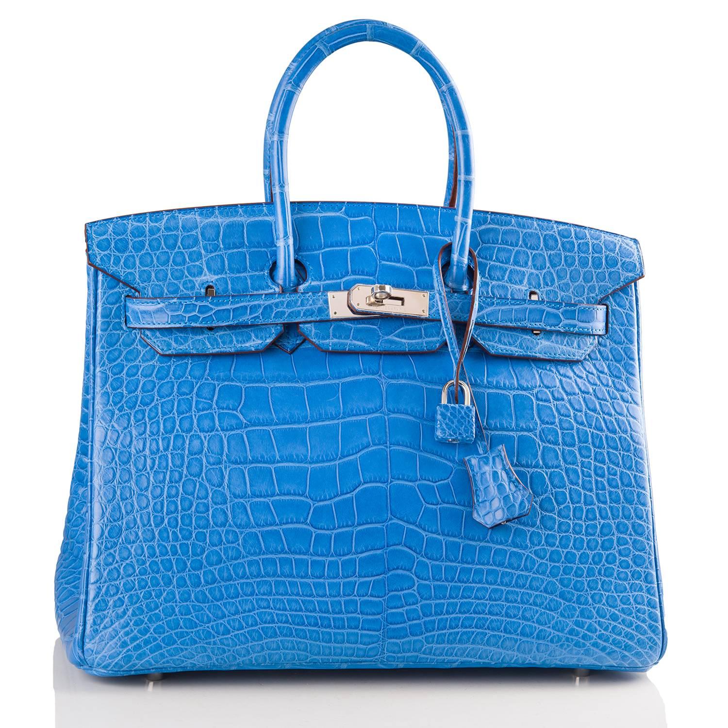 Hermes Mykonos Birkin 35cm of matte alligator leather with palladium hardware.

This Birkin has tonal stitching, a front toggle closure, a clochette with lock and two keys, and double rolled handles.

The interior is lined with Mykonos chevre
